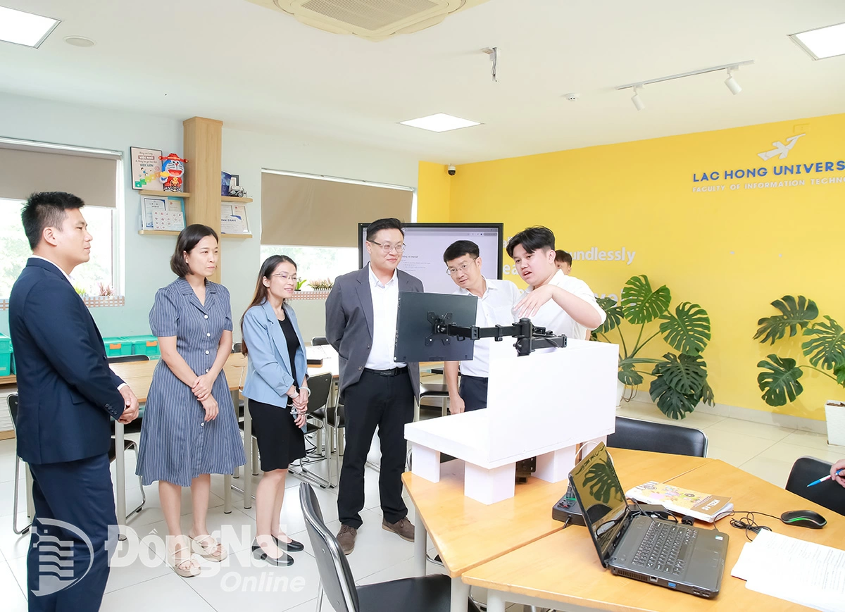 Đại diện Nhà máy
Coherent (Hoa Kỳ)
tham quan công tác
đào tạo nguồn
nhân lực công nghệ
thông tin của
Trường đại học
Lạc Hồng.