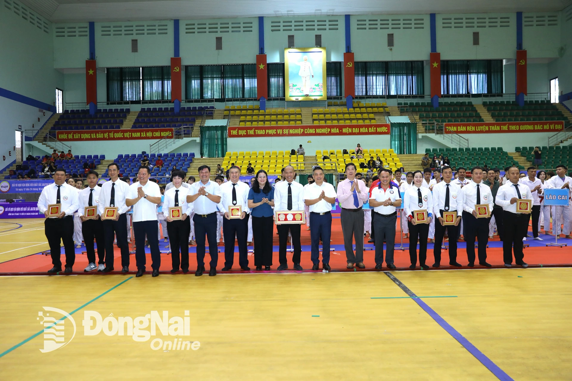 Liên đoàn Jujitsu Việt Nam tặng quà lưu niệm cho lực lượng trọng tài. Ảnh: Huy Anh