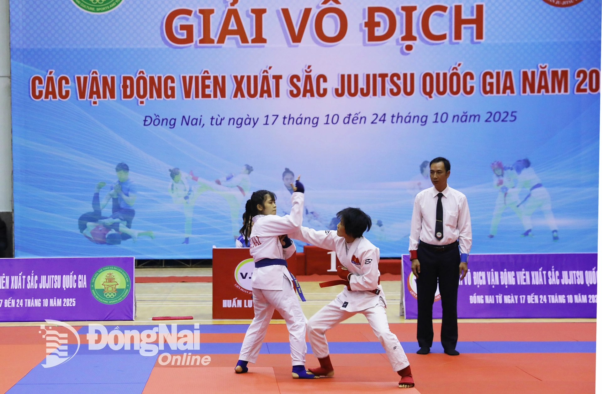 Vận động viên Đồng Nai (trái) ra quân thắng lợi ở nội dung fighting sau lễ khai mạc. Ảnh: Huy Anh