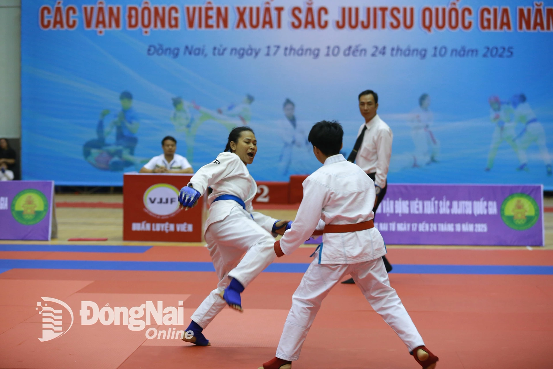 Dong Nai athlete (left) competes in the fighting event. Photo: Huy Anh


