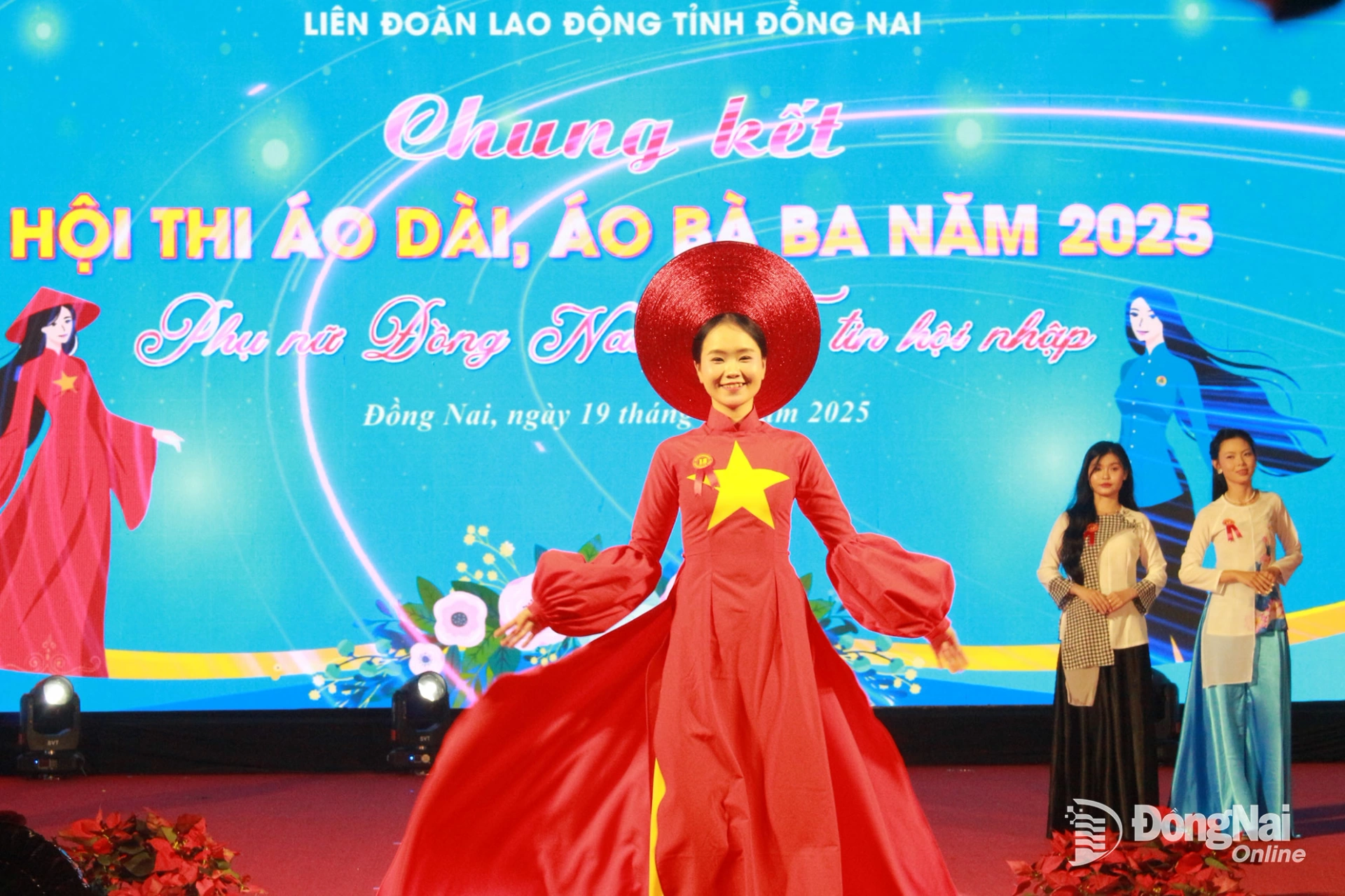 Thí sinh trình diễn áo dài, áo bà ba tại hội thi. Ảnh: N.Hòa