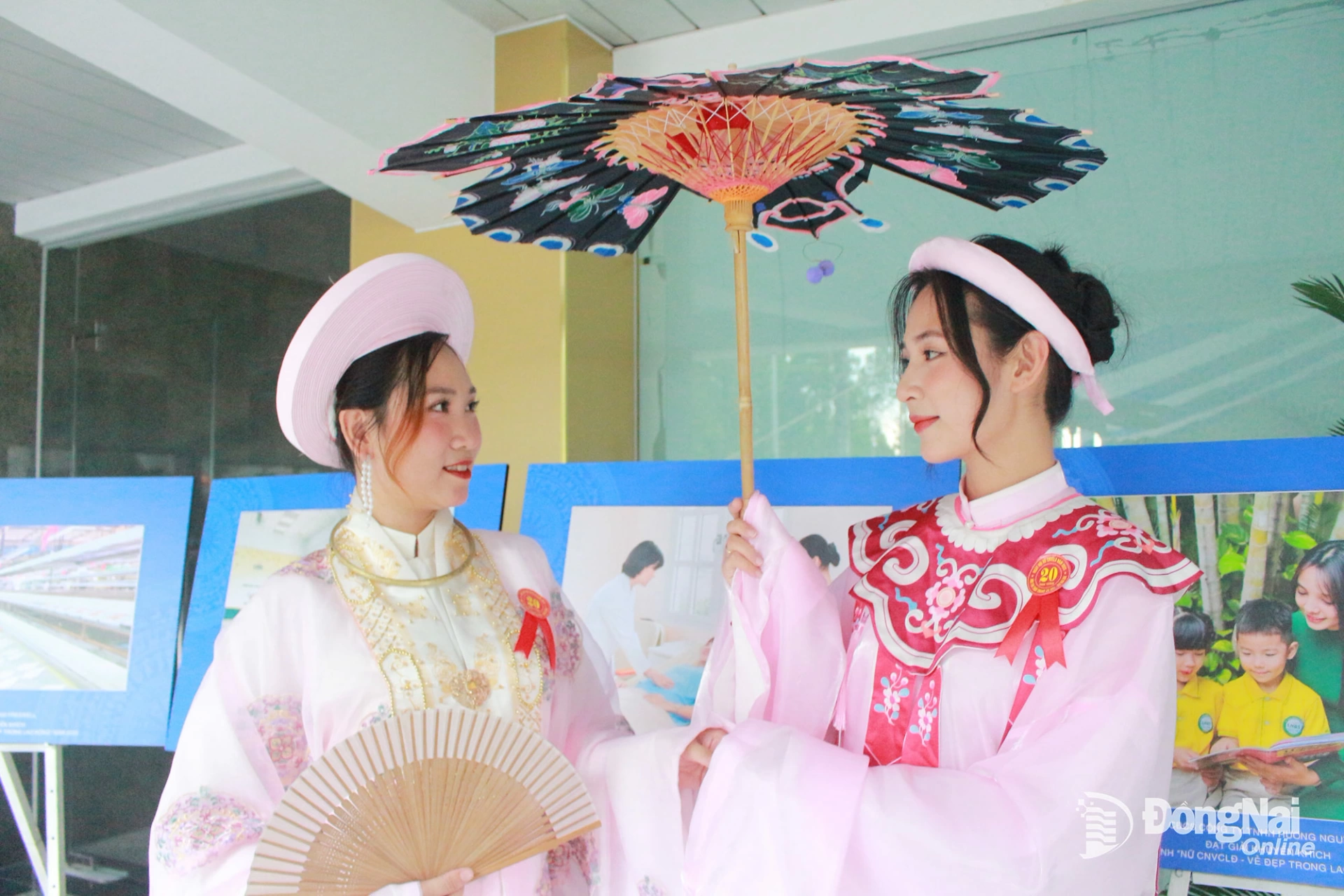 Contestants participate in the Ao Dai and Ba Ba Dress Contest. Photo: N.Hoa

