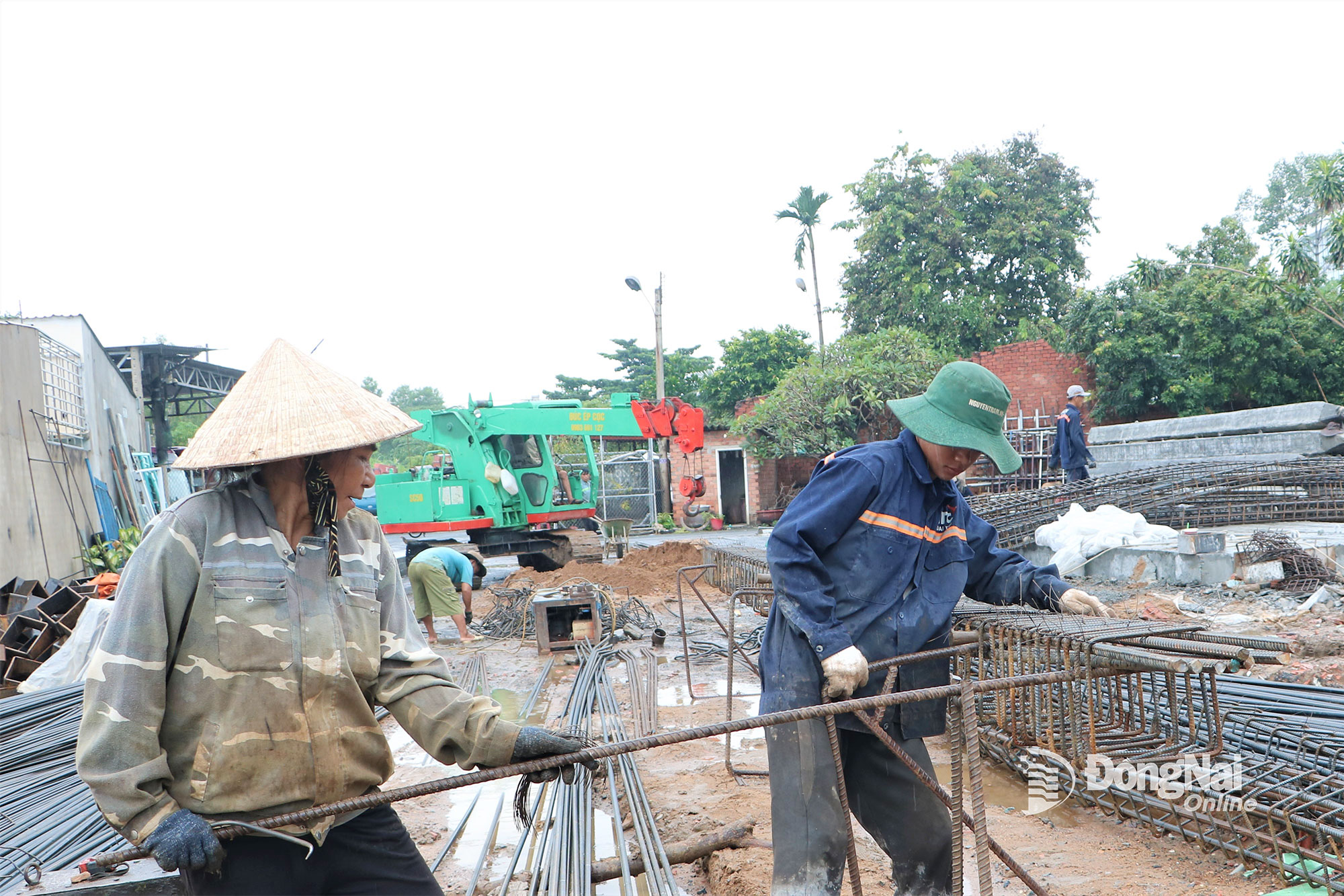 Workers construct the Bien Hoa Ward Central Axis Road Project. Photo: Pham Tung

