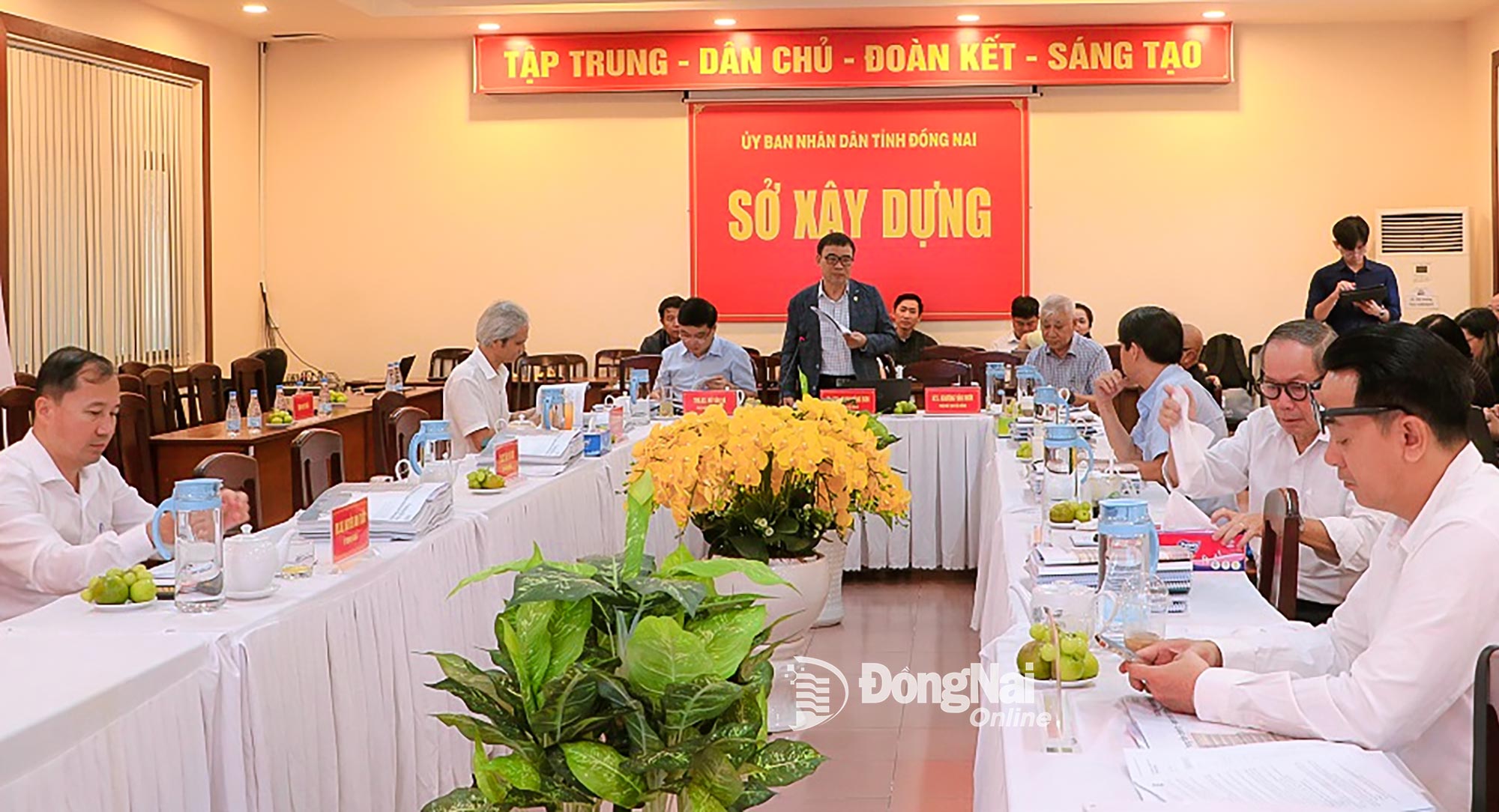 Tiến sĩ, kiến trúc sư Phan Đăng Sơn, Chủ tịch Hội Kiến trúc sư Việt Nam thông qua quy chế làm việc của Hội đồng thi tuyển. Ảnh: Phạm Tùng