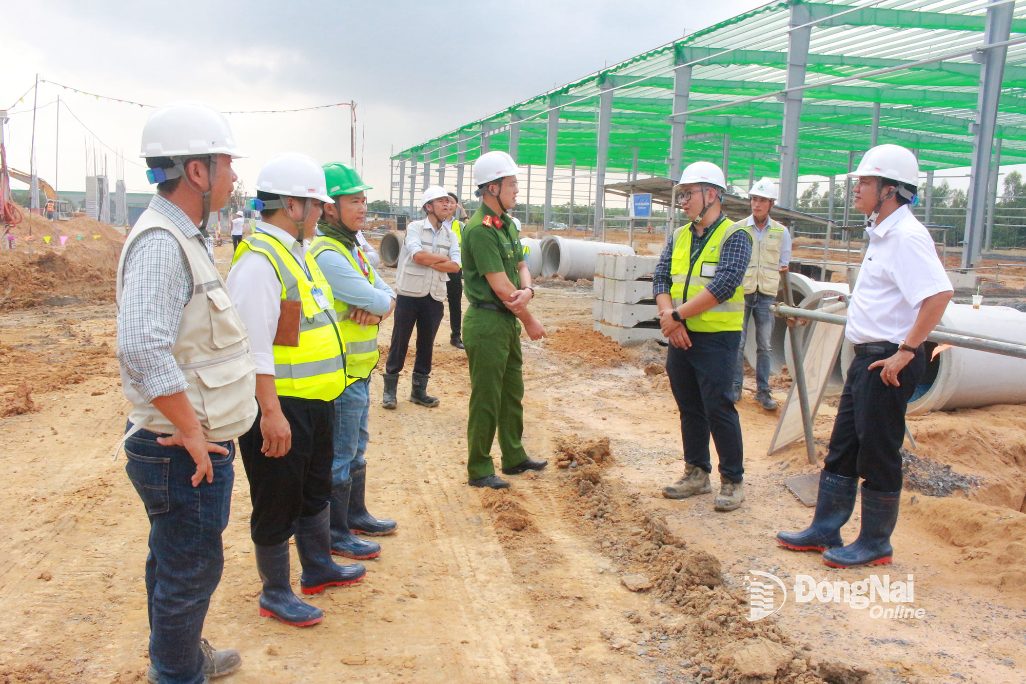 Đoàn kiểm tra liên ngành kiểm tra thực tế công trình nhà kho Khu công nghiệp Nhơn Trạch 6D - giai đoạn 2. Ảnh: N.Hòa

