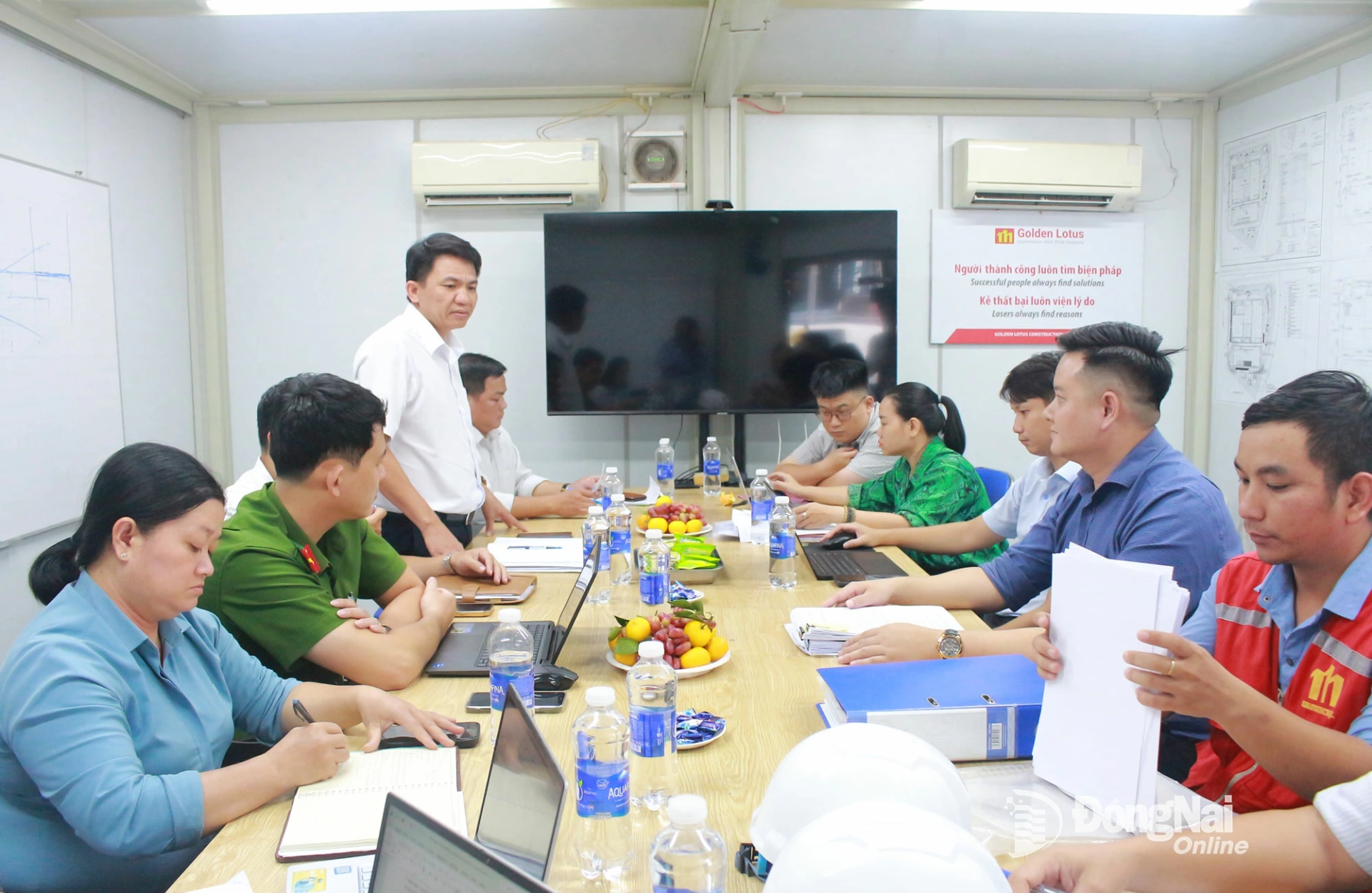 Đoàn kiểm tra liên ngành làm việc với các nhà thầu đang thi công Dự án Xây dựng Công ty TNHH Aimer Việt Nam. Ảnh: N.Hòa
