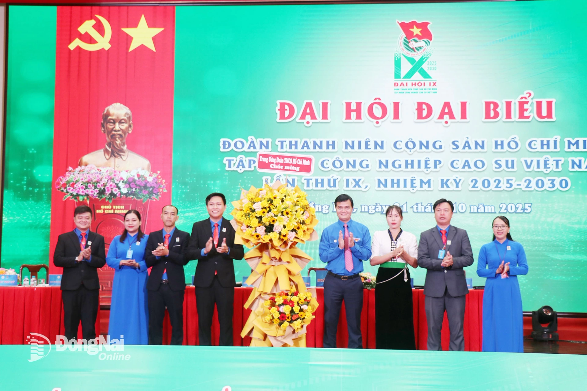 Đồng chí Bùi Quang Huy, Ủy viên dự khuyết Ban Chấp hành Trung ương Đảng, Bí thư thứ nhất Ban Chấp hành Trung ương Đoàn TNCS Hồ Chí Minh tặng hoa chúc mừng đại hội. Ảnh: Thanh Lâm
