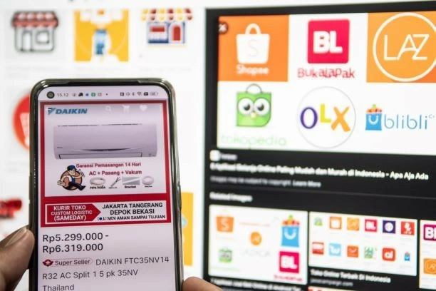 A Jakarta resident uses a smartphone to shop on a local e-commerce platform (Photo: jakartapost.com)
