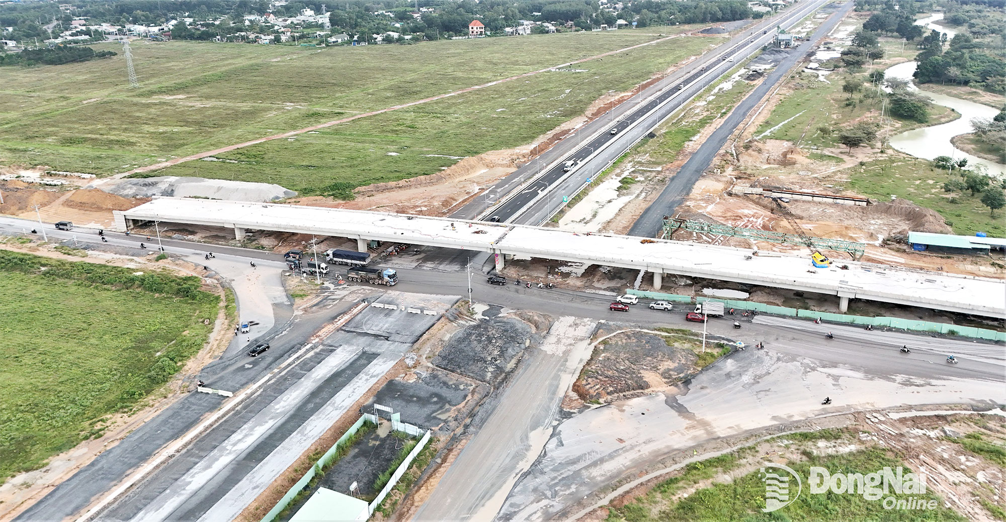 Đột phá thứ 3 trong Dự thảo Văn kiện Đại hội XIV của Đảng là xây dựng kết cấu hạ tầng đồng bộ, hiện đại, Trong ảnh: Dự án Giao thông kết nối Thành phố Hồ Chí Minh với Đồng Nai đang được triển khai xây dựng. Ảnh: Phạm Tùng