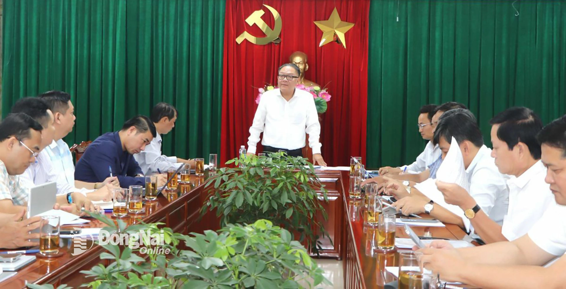 Tỉnh ủy viên, Phó Chủ tịch UBND tỉnh Đồng Nai Nguyễn Kim Long phát biểu chỉ đạo tại buổi làm việc. Ảnh: Ngọc Liên