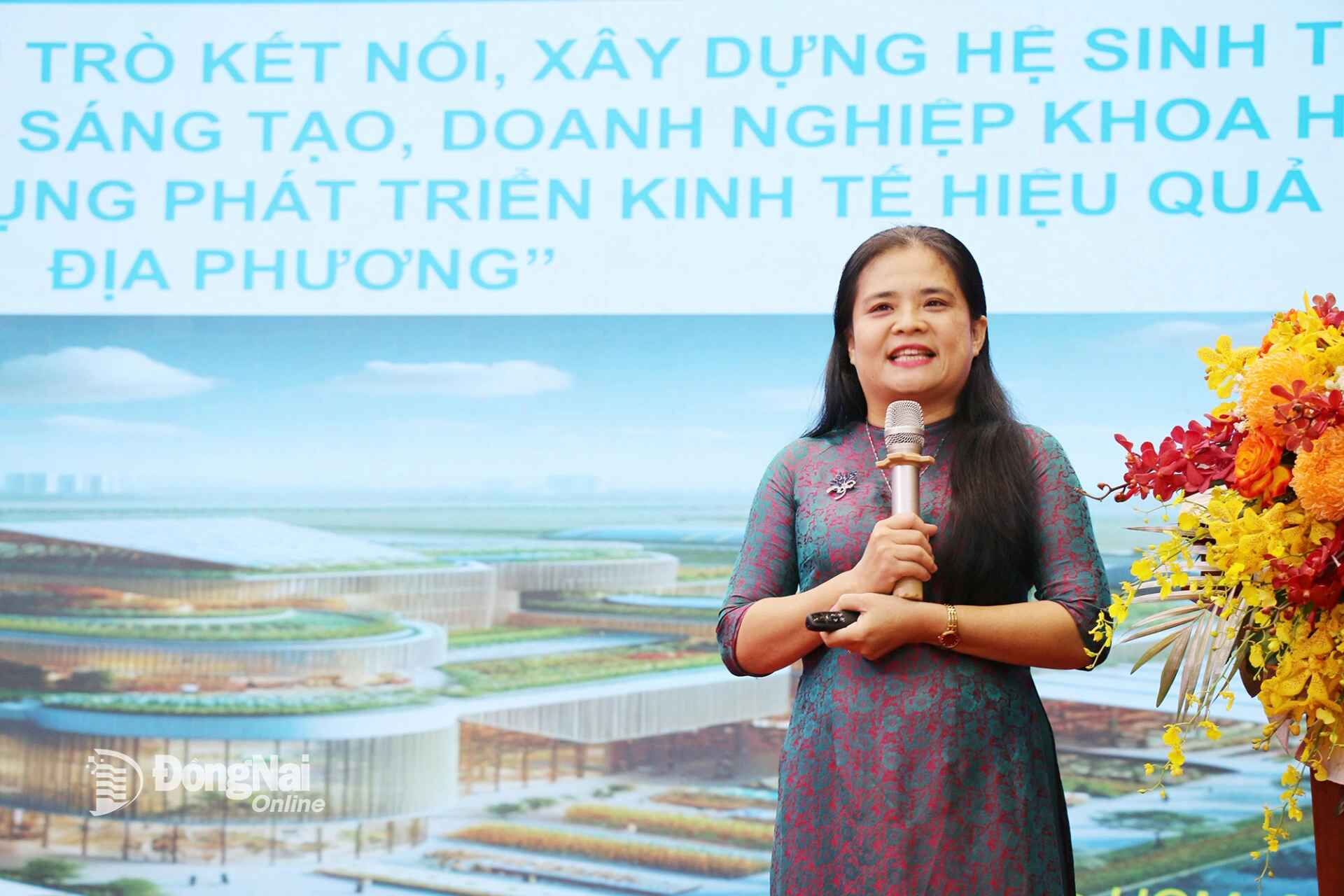 Representatives of businesses and speakers present their reports at the seminar. Photo: Hai Quan