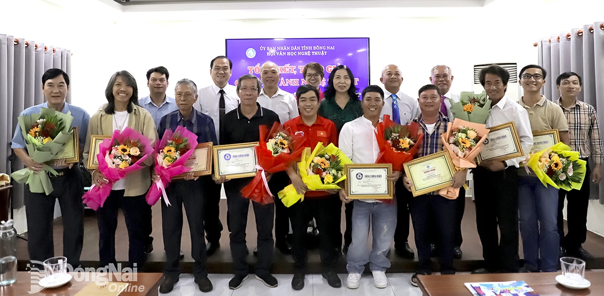 Ban tổ chức chụp hình cùng các tác giả đoạt giải. Ảnh: My Ny
