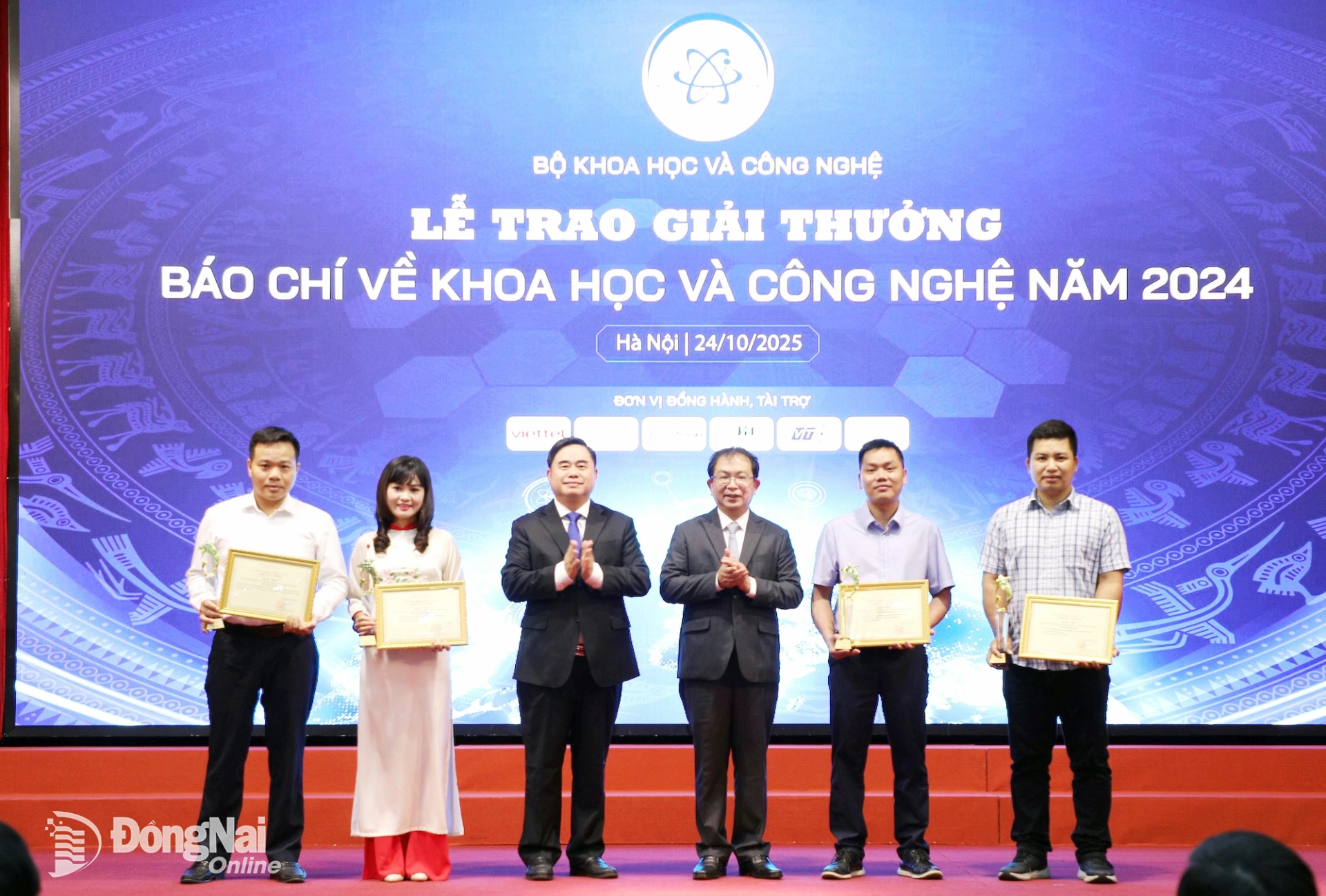 Phóng viên Xuân Lượng (thứ 2 từ phải qua), đơn vị Báo và Phát thanh, Truyền hình Đồng Nai nhận giải Nhì Giải thưởng báo chí về khoa học và công nghệ năm 2024. Ảnh: ĐVCC