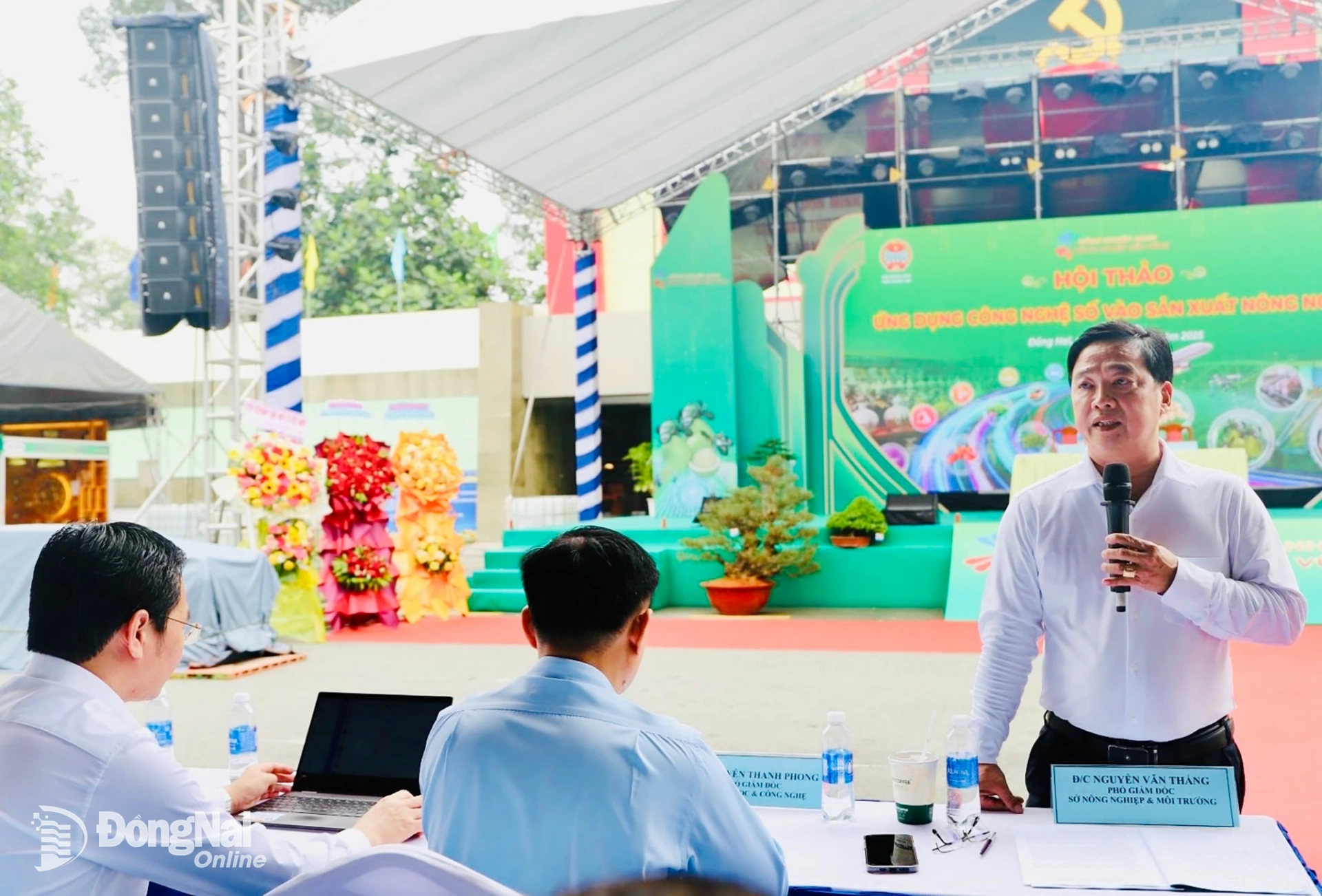 Ông Nguyễn Văn Thắng, Phó Giám đốc Sở Nông nghiệp và Môi trường tỉnh Đồng Nai giải đáp thắc mắc của hợp tác xã, nông dân tại hội thảo. Ảnh: B.Nguyên
