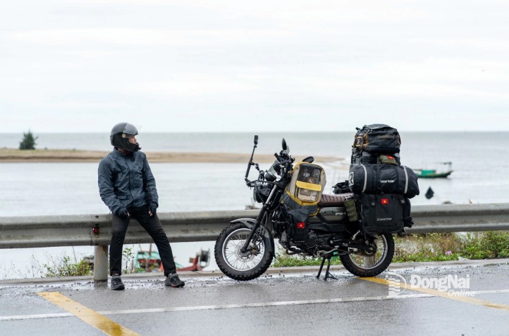 Lu Hoang Thong always emphasizes that the most important thing when going on a backpacking trip is being fully equipped with protective gear such as a full-face helmet, long-sleeved shirt, and high-top shoes. Belongings are tightly secured in waterproof, shock-resistant, and durable bags. Photo: Courtesy of the subject