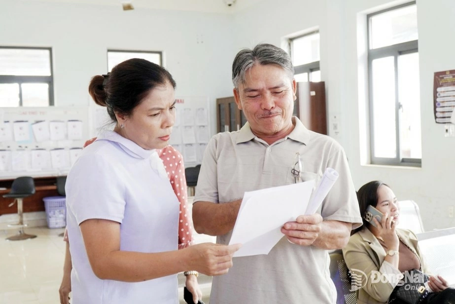 Member of Provincial Party Committee, Party Secretary, Chairwoman of Phu Rieng Commune Peoples Council Nguyen Thi Xuan Hoa inspects and grasps public service delivery at the Commune Public Administration Service Center. Photo: Courtesy of locality