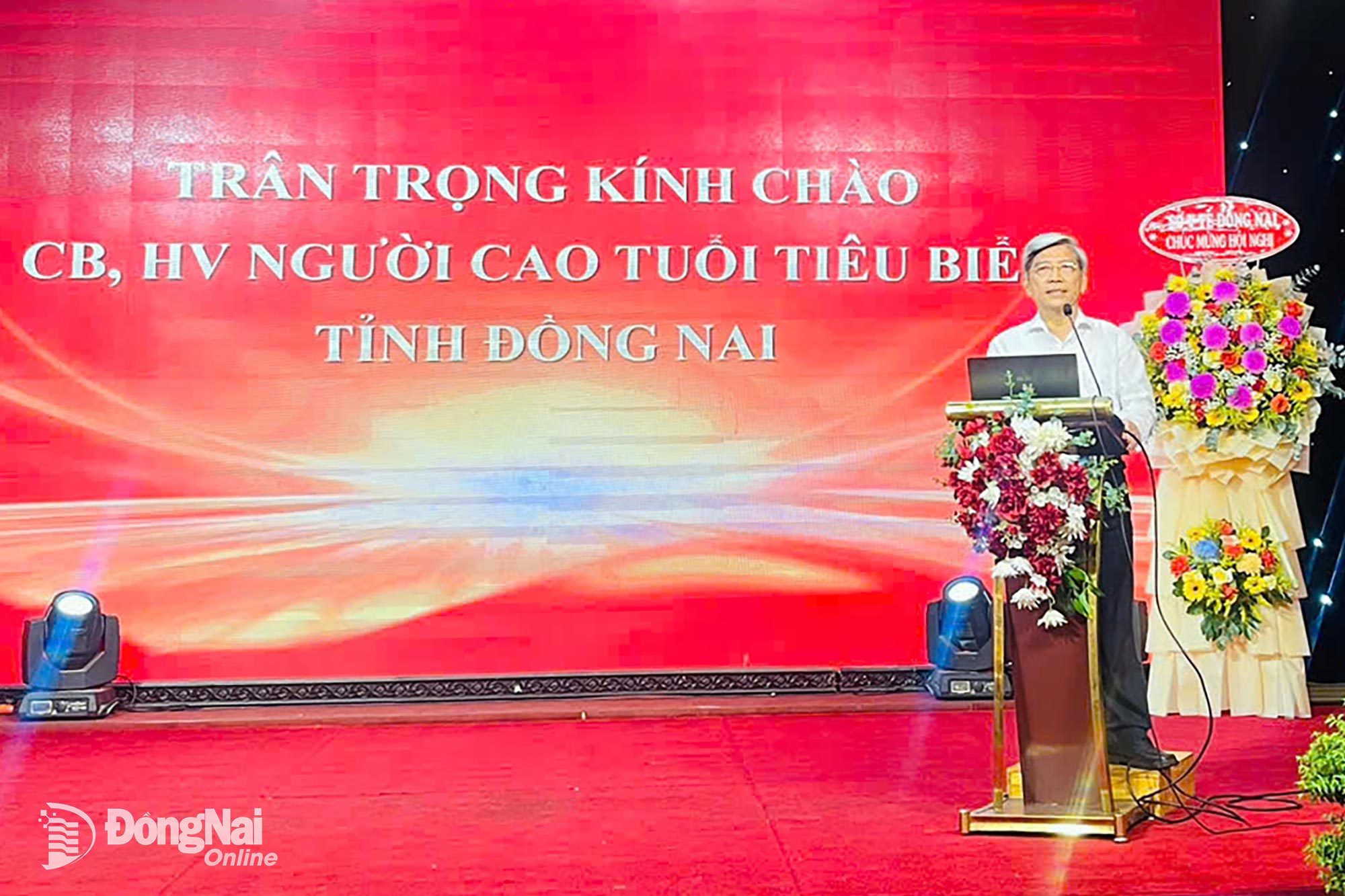 Senior lecturer, Dr. Nguyen Van Long, Vice Chairman of the Dong Nai Provincial Association of the Elderly, presents the contents at the conference. Photo: Cao Hung	