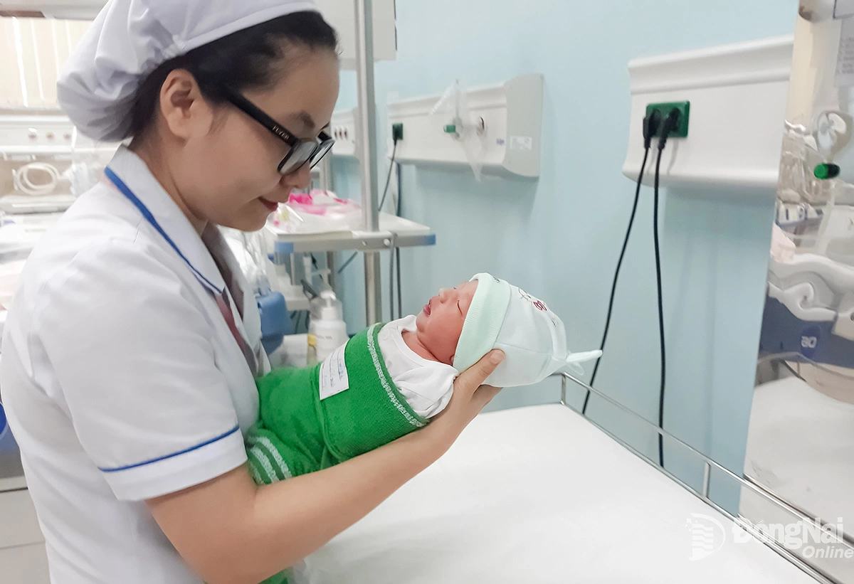 Chăm sóc trẻ sơ sinh tại Bệnh viện Đa khoa Đồng Nai. Ảnh: Bích Nhàn