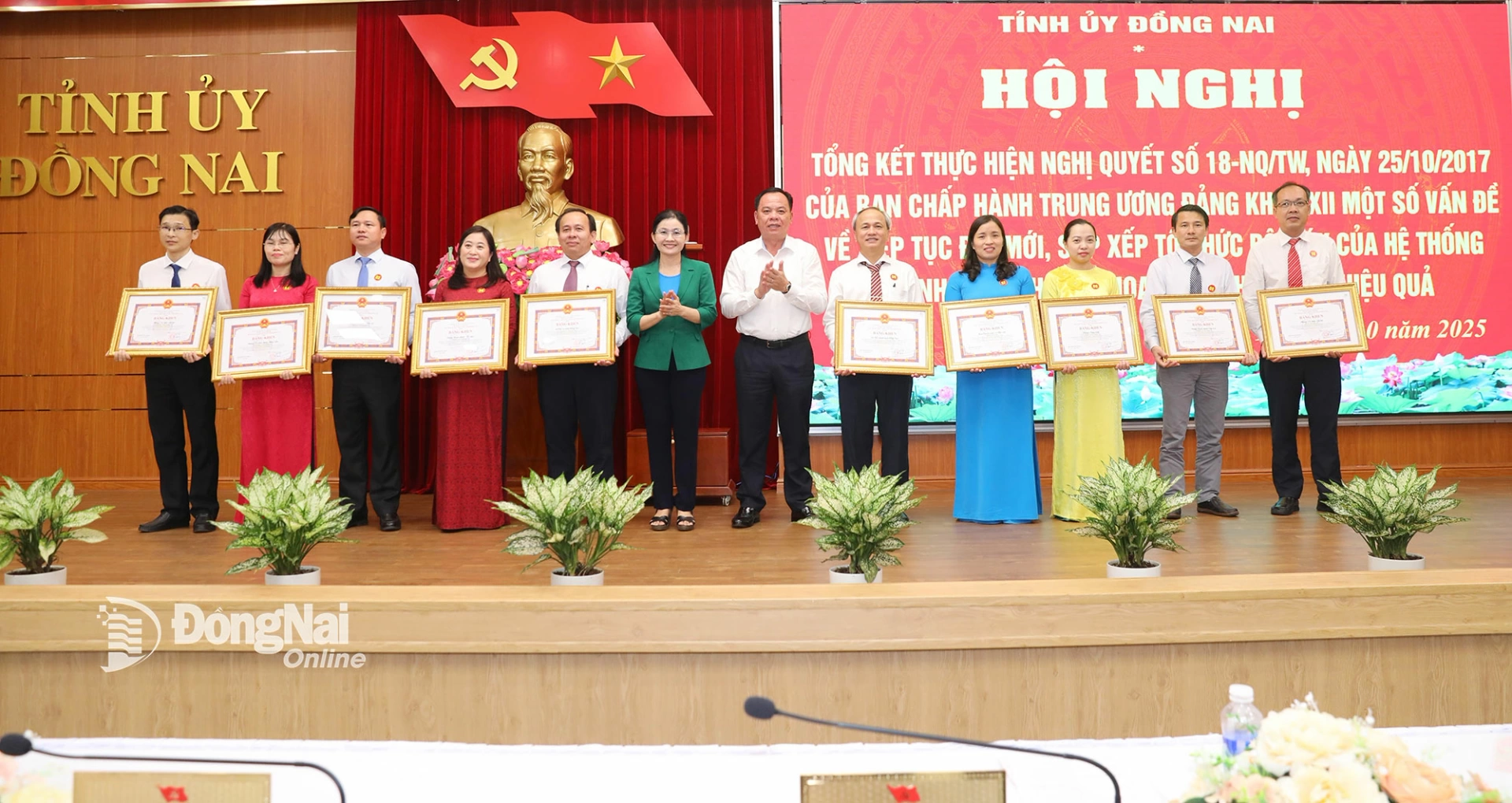 Đồng chí Tôn Ngọc Hạnh, Ủy viên dự khuyết Trung ương Đảng, Phó Bí thư Thường trực Tỉnh ủy, Chủ tịch HĐND tỉnh Đồng Nai và đồng chí Võ Tấn Đức, Phó Bí thư Tỉnh ủy, Chủ tịch UBND tỉnh Đồng Nai trao bằng khen của Chủ tịch UBND tỉnh cho các tập thể có thành tích xuất sắc trong thực hiện Nghị quyết số 18-NQ/TW. Ảnh: Huy Anh