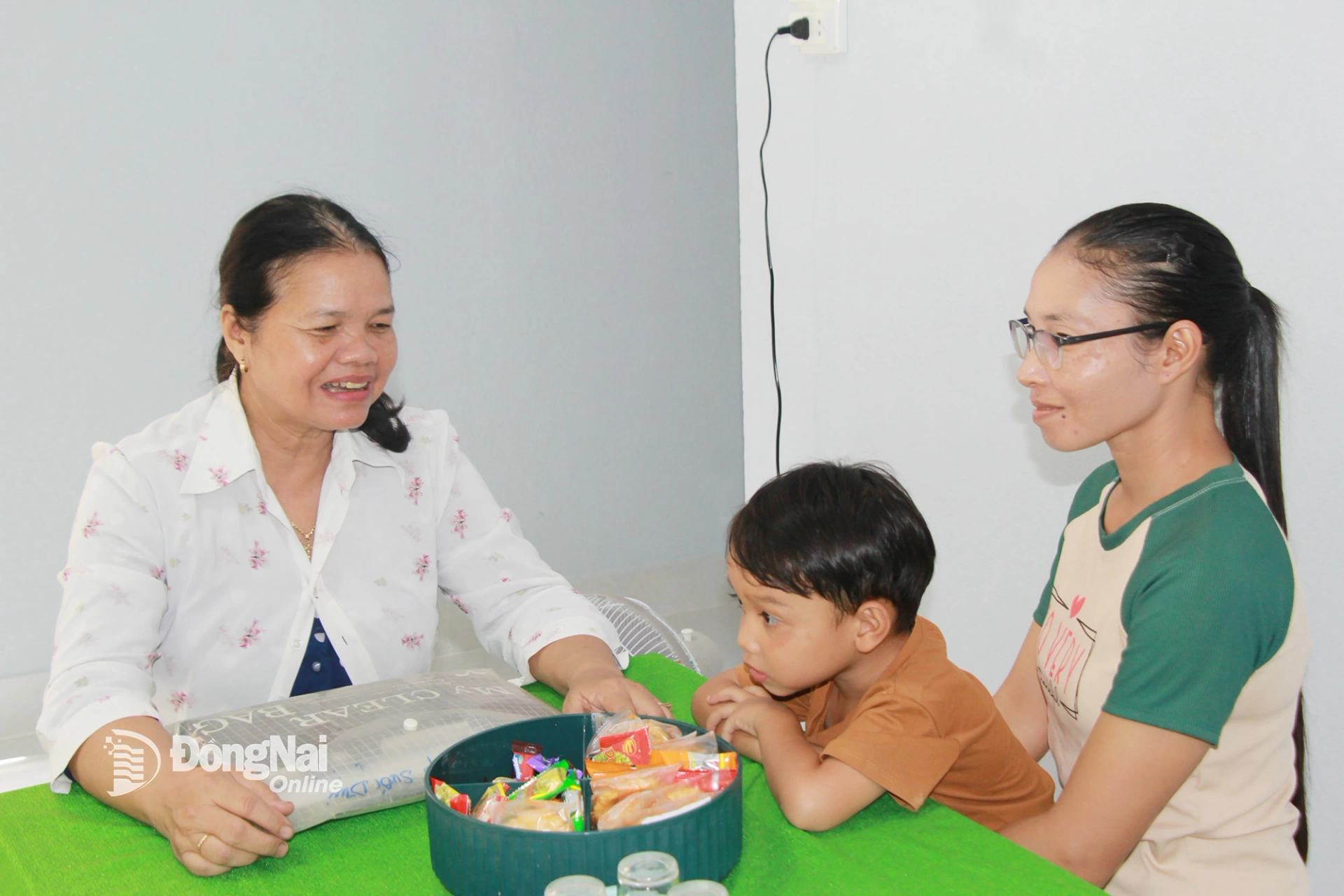 Bà Điểu Thị Bin (bìa trái), Chi hội trưởng Chi hội Phụ nữ ấp Suối Dzui, xã La Ngà thường xuyên lui tới, trò chuyện để nắm bắt tâm tư, nguyện vọng của hội viên, phụ nữ. Ảnh: Nguyễn Tuyết