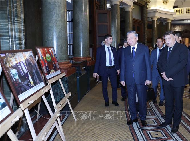 Tổng Bí thư Tô Lâm xem trưng bày ảnh tại Đại học Sofia - Ảnh: TTXVN

