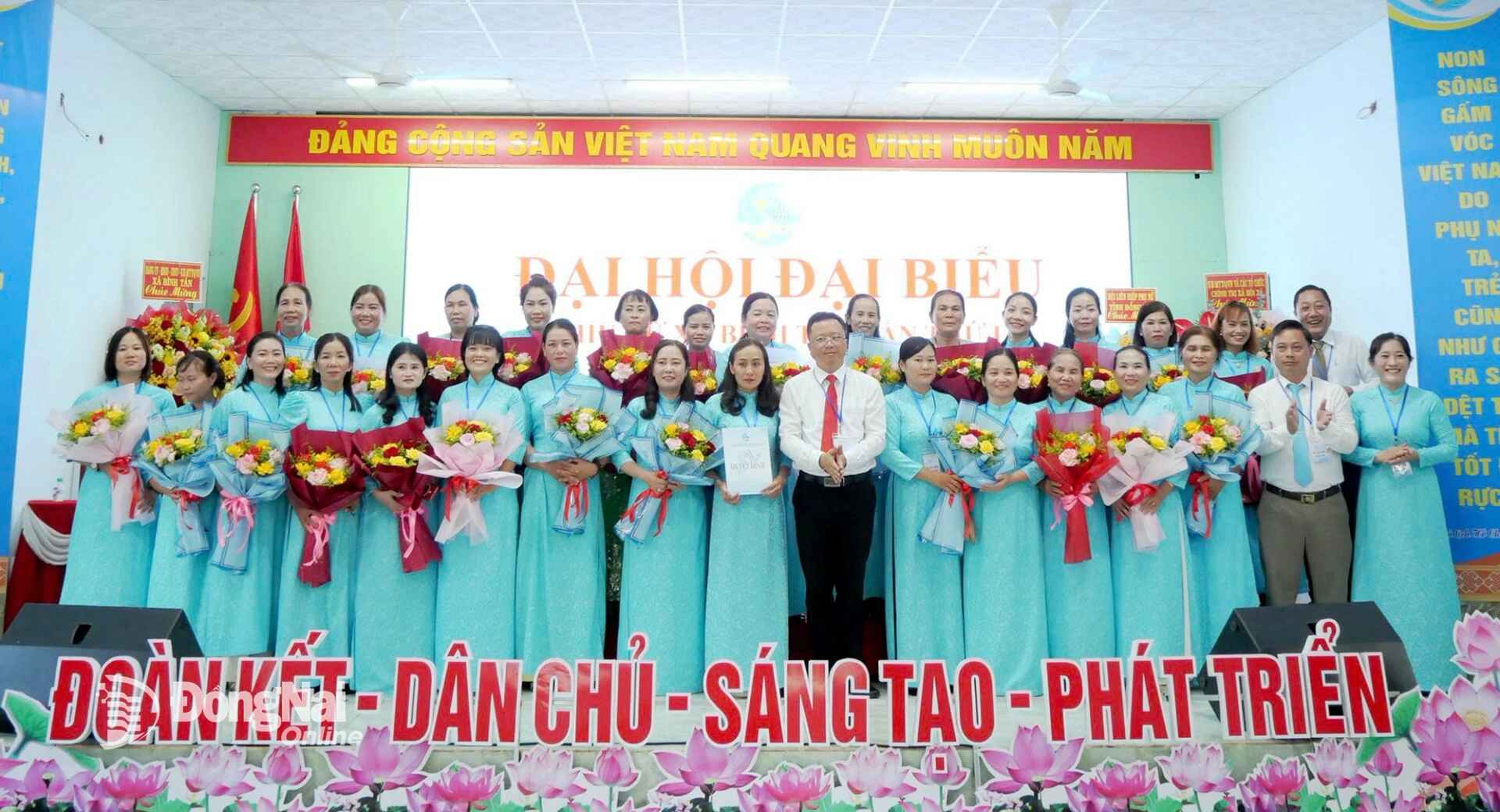 The Executive Committee of the Women’s Union of Binh Tan commune for the 2025-2030 term is introduced at the congress. Photo: Thanh Mang