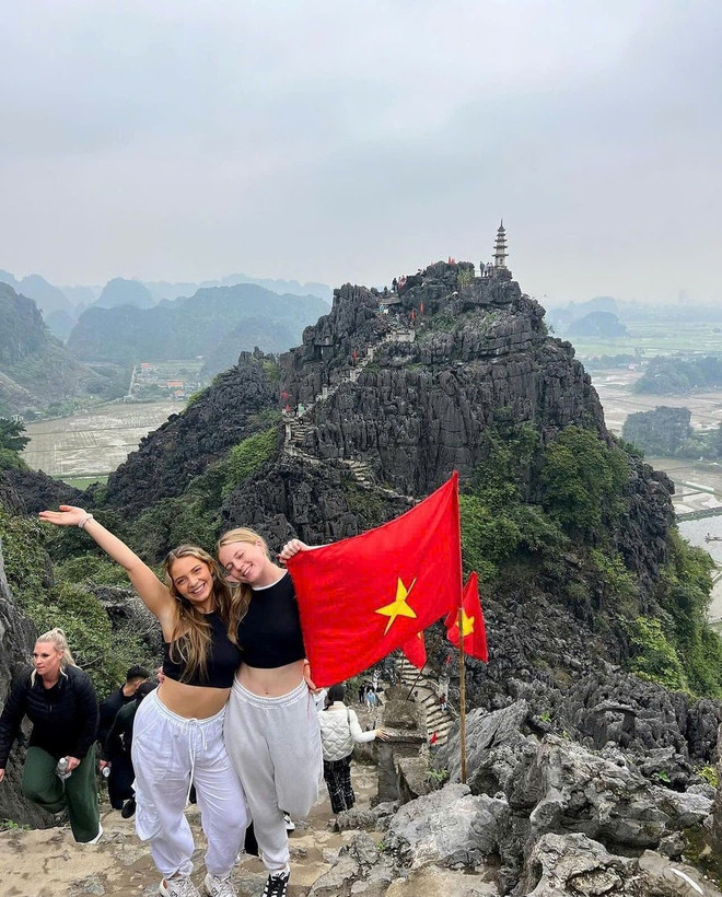 Foreign visitors on the way to Hang Mua Cave in Ninh Binh province (Photo: VNA)