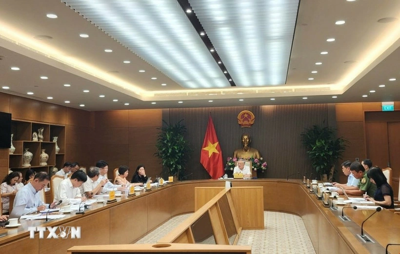 Deputy Prime Minister Nguyen Hoa Binh chairs a meeting with leaders of ministries, sectors, HCM City, and Da Nang to discuss the draft Government decree on establishing an IFC in Vietnam on October 22. (Photo: VNA)