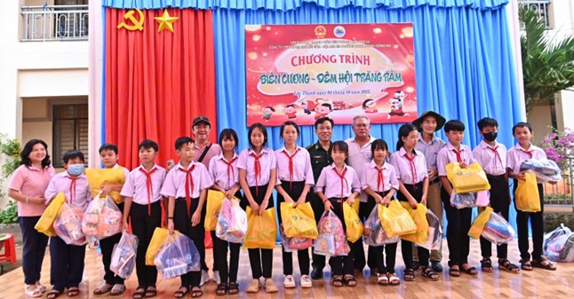 Các em học sinh tham gia chương trình Biên cương - Đêm hội trăng rằm. Ảnh: Hoàng Long