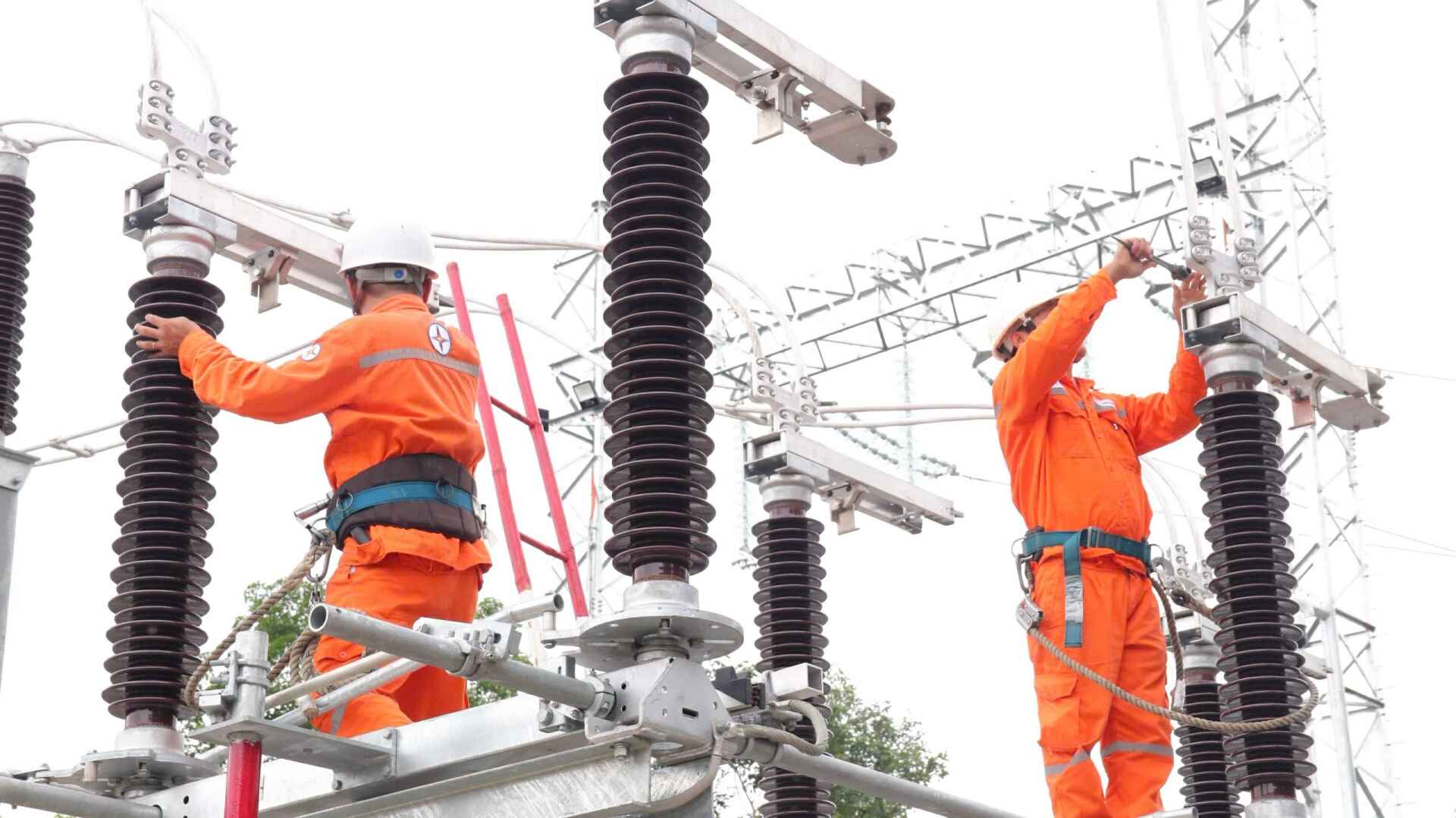 Dong Nai Power Company staff work on the 110 kV substation project in the Suoi Tre area. Photo: Hoang Loc