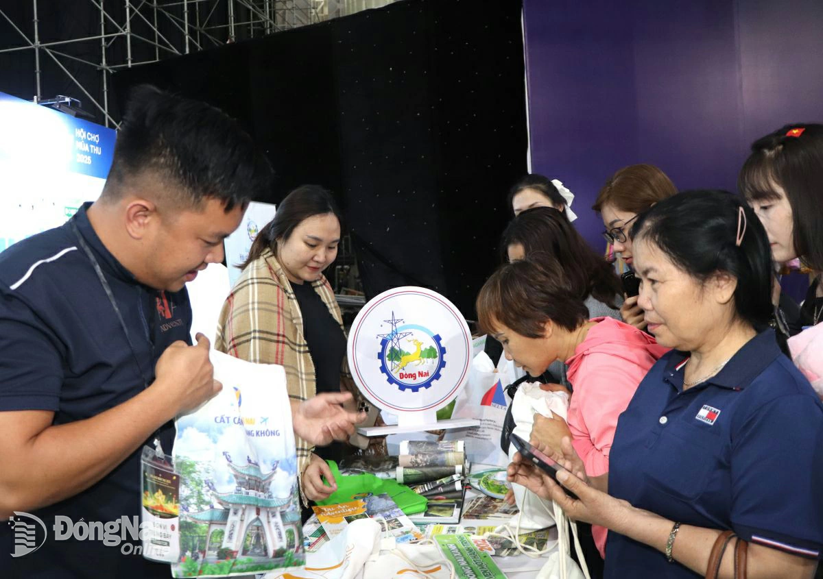 Visitors receive gifts and register for Dong Nai tour discount vouchers at Dong Nai Provinces tourism booth in the Autumn Fair 2025 space. Photo: Ngoc Lien

