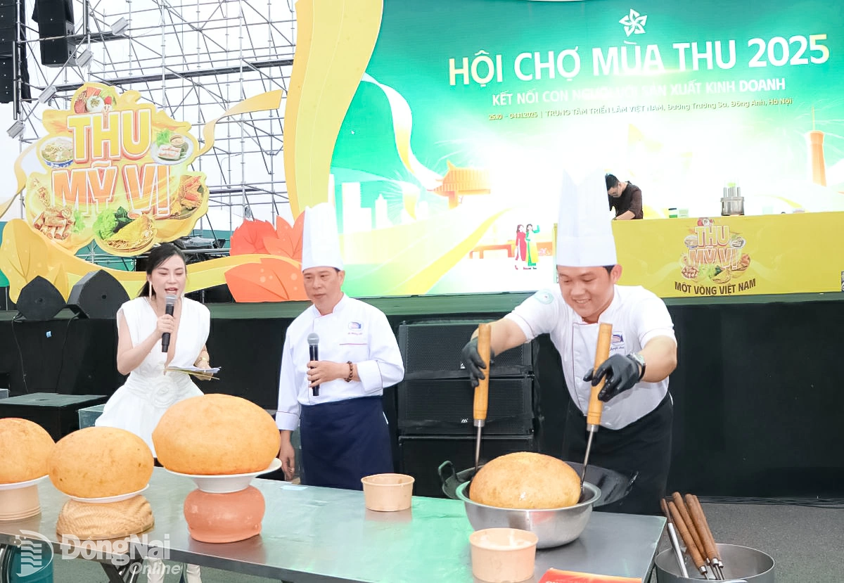 Chefs perform crispy fried sticky rice. Photo: Ngoc Lien

