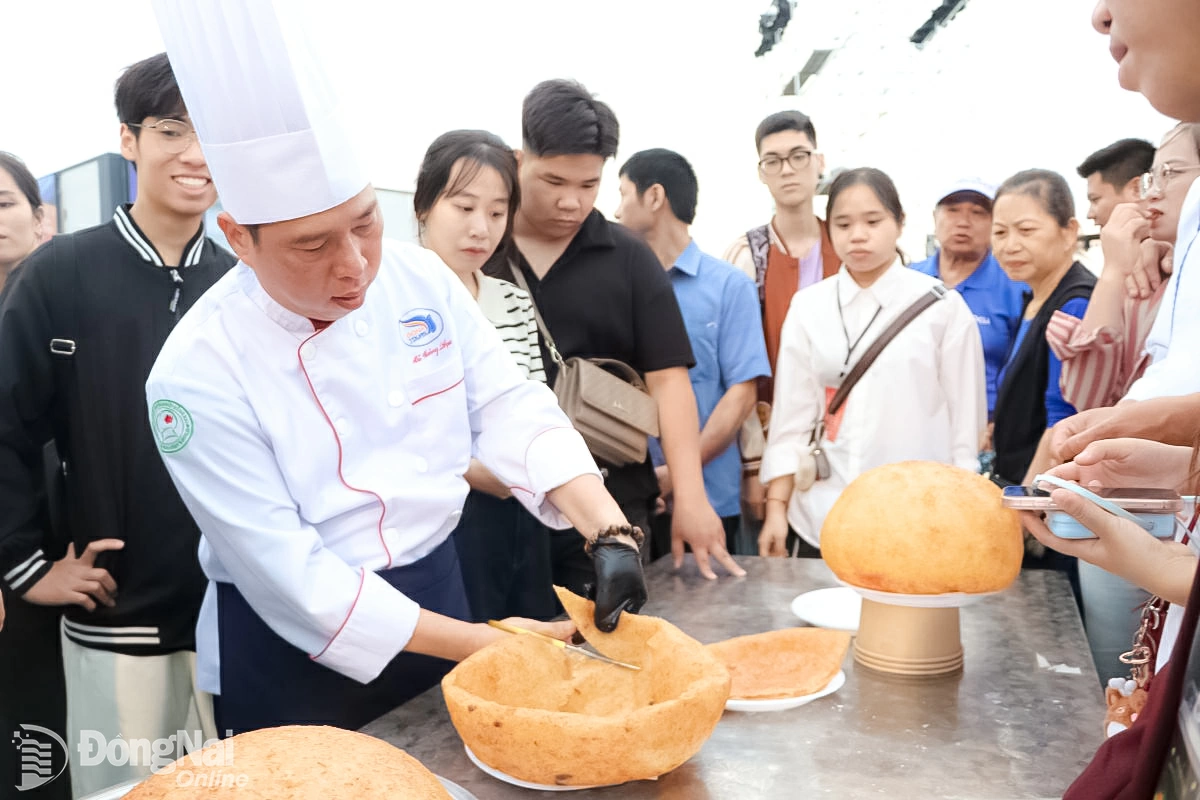 Visitors enjoy free crispy fried sticky rice after watching the impressive performance. Photo: Ngoc Lien

