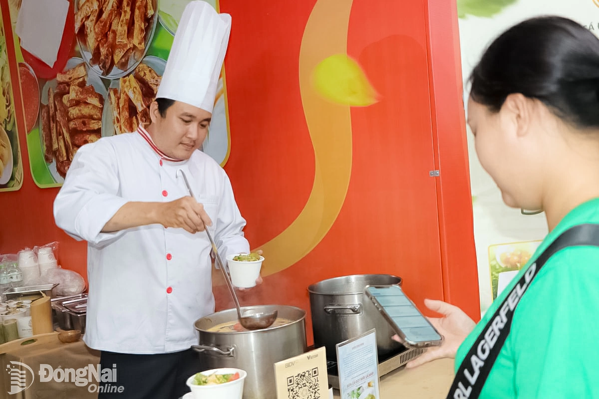 Tourists enjoy Dong Nais unique fish noodle soup with rattan shoots and “nhip” leaves. Photo: Ngoc Lien

