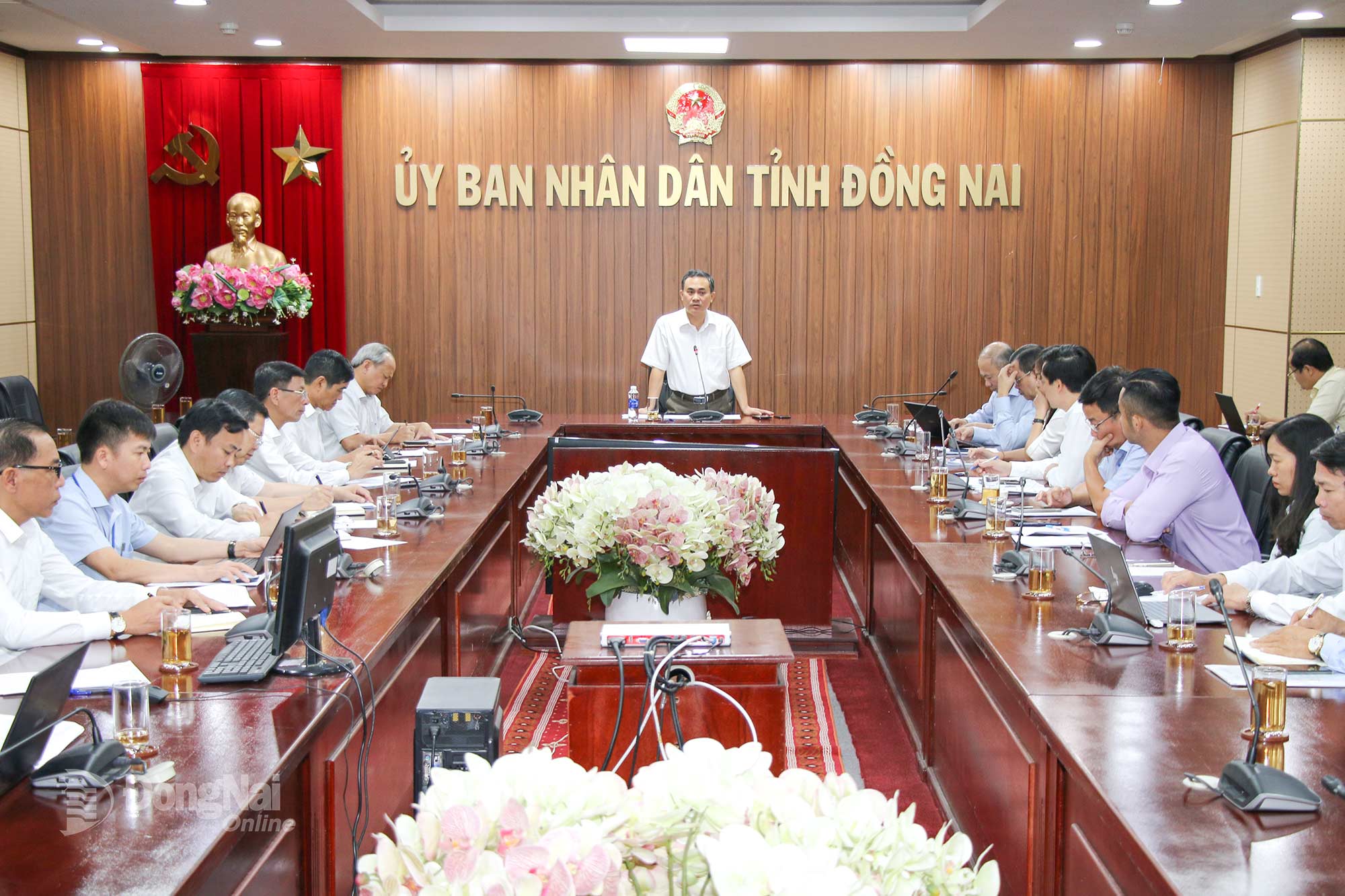 Le Truong Son, Member of the Provincial Party Standing Committee and Vice Chairman of the Dong Nai Provincial People’s Committee, delivers the concluding remarks at the meeting. Photo: Hai Quan