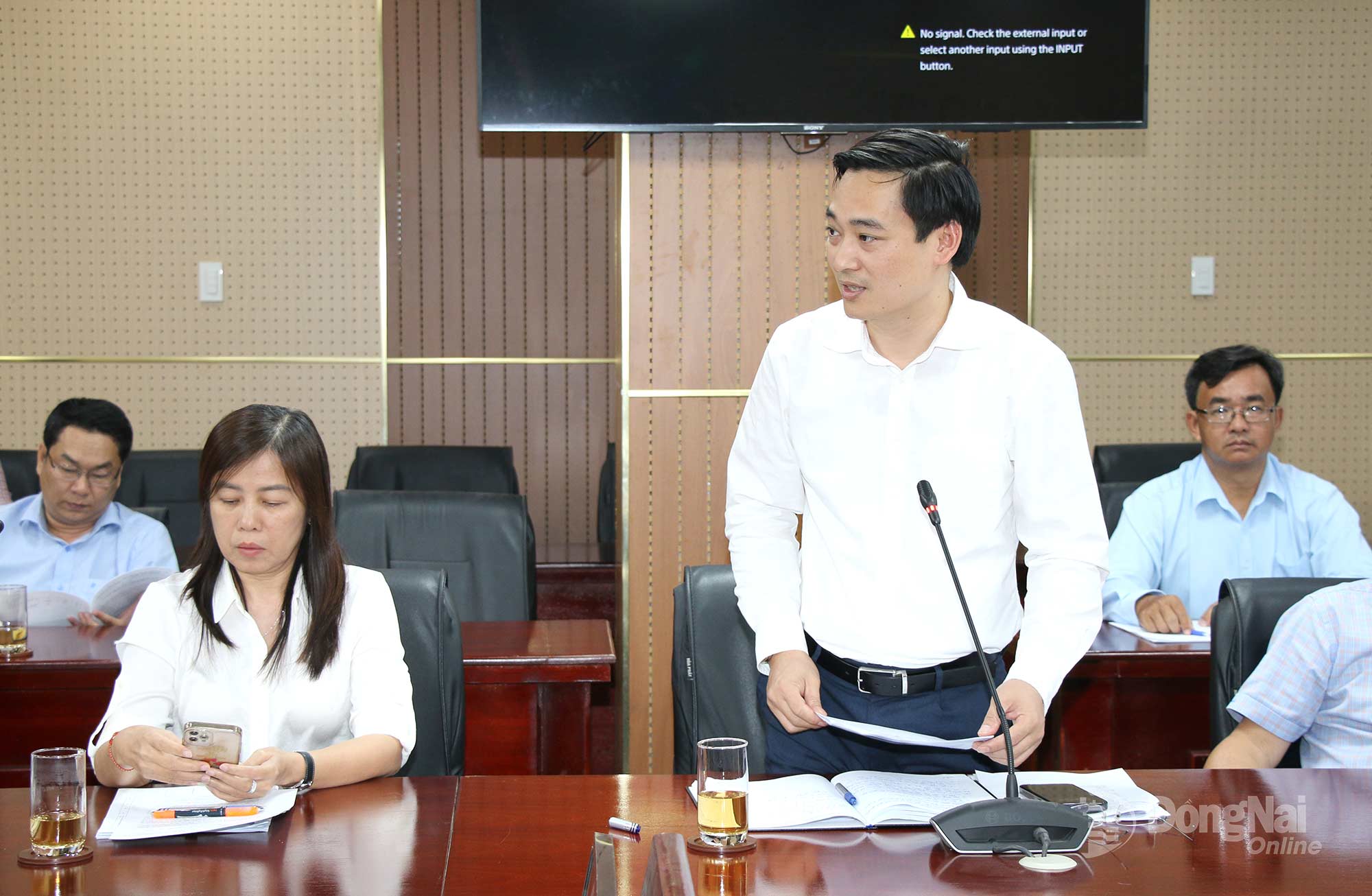 A leader of Dong Nai University shares his ideas at the working session. Photo: Hai Quan