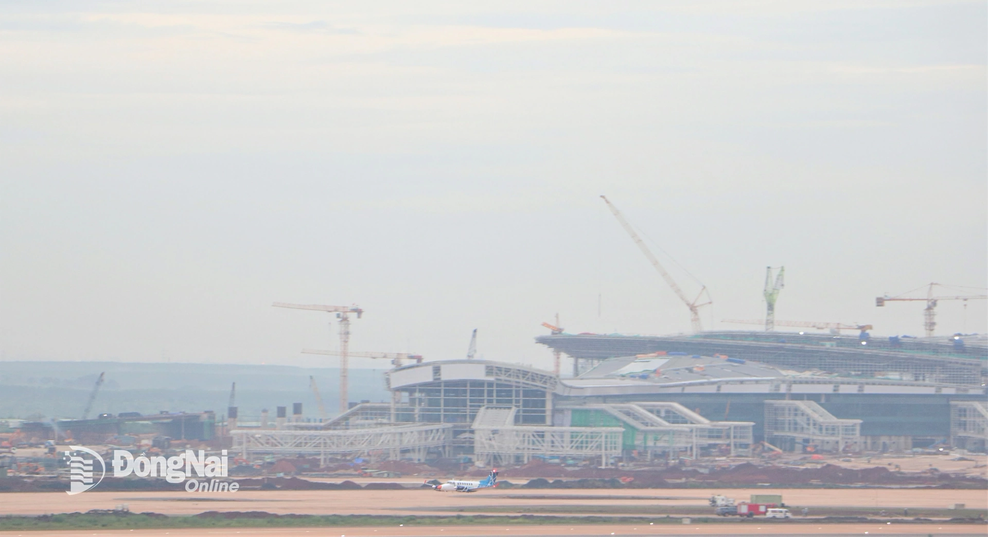 Máy bay tiếp cận đường băng số 1 Sân bay Long Thành trong chuyến bay hiệu chuẩn ngày 26-9-2025. Ảnh: Phạm Tùng