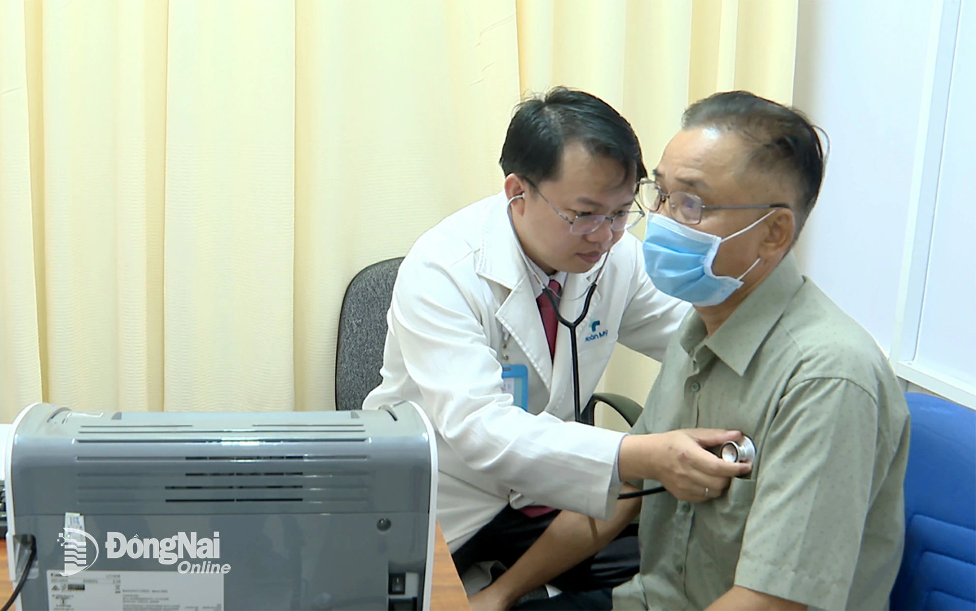 Bác sĩ Bệnh viện Hoàn Mỹ Bình Phước khám bệnh cho bệnh nhân. Ảnh: Thanh Mảng