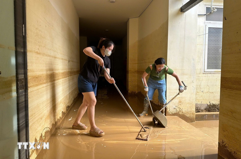Người dân phường Phan Đình Phùng, thành phố Thái Nguyên dọn vệ sinh nhà cửa ngay khi nước lũ rút. (Ảnh: Hoàng Nguyên/TTXVN)
