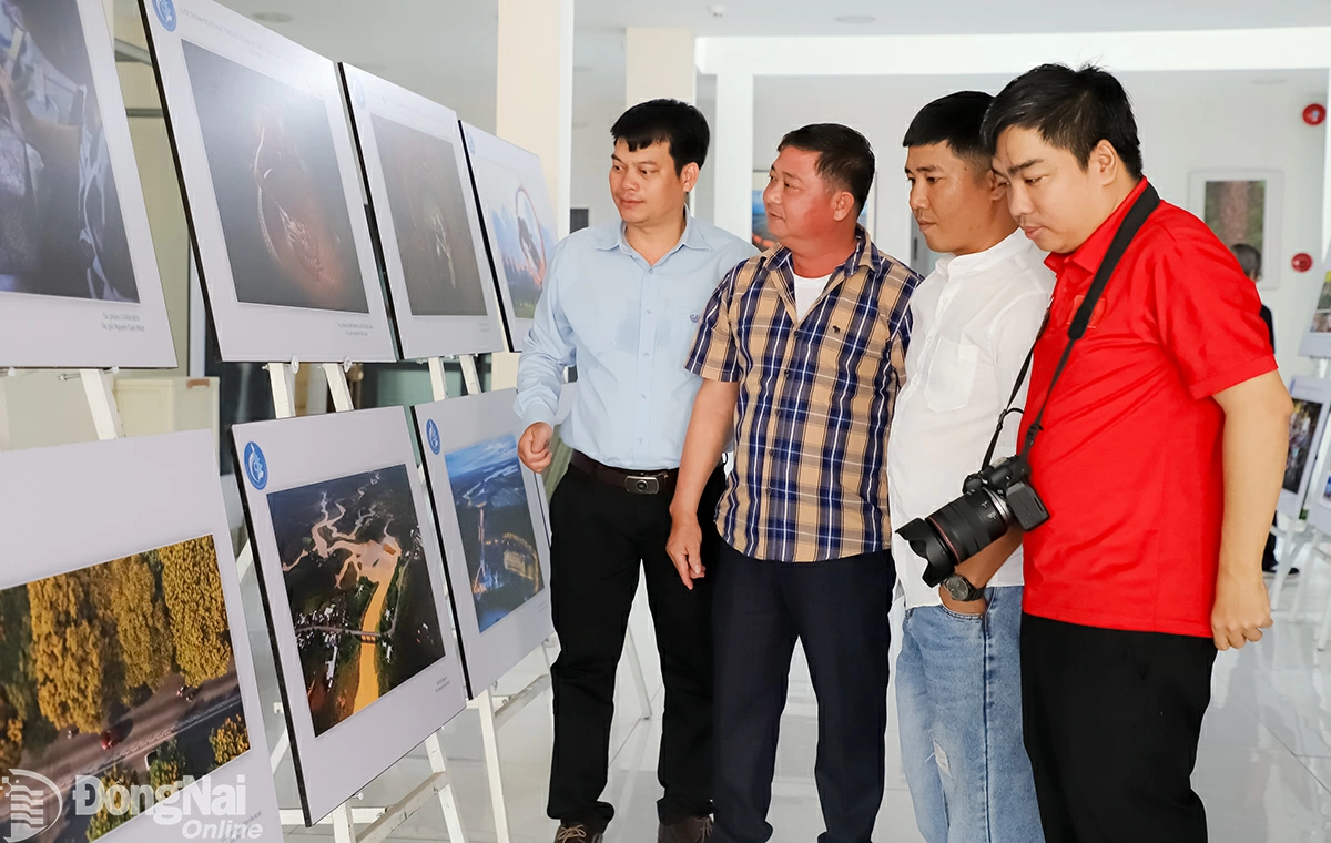 Các tác giả tham quan ảnh nghệ thuật Đồng Nai tiến vào kỷ nguyên mới. Ảnh: My Ny
