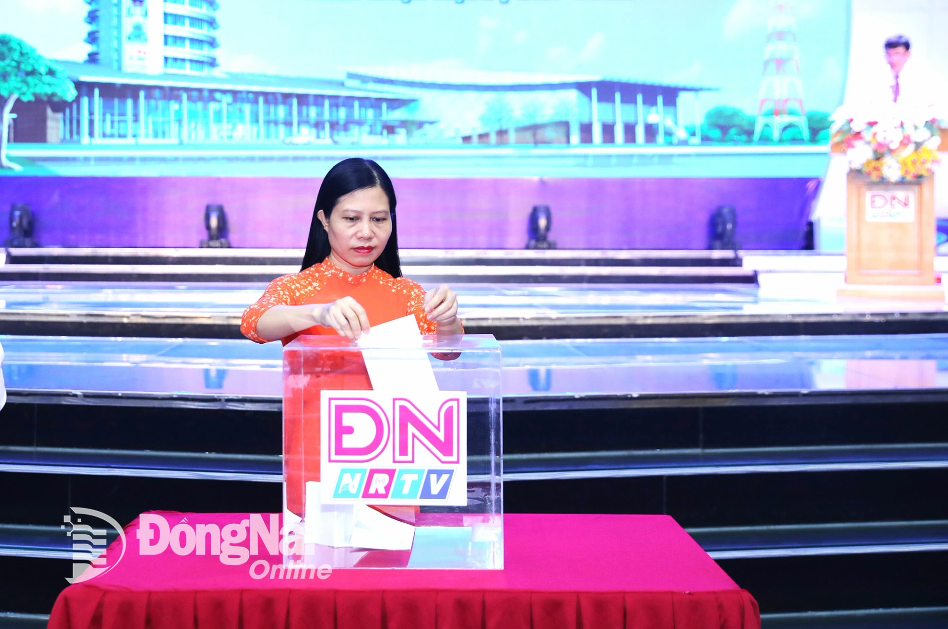 Các đồng chí Phó tổng biên tập Báo và Phát thanh, Truyền hình Đồng Nai tham gia ủng hộ đồng bào bị thiệt hại do bão số 10 gây ra. Ảnh: Huy Anh