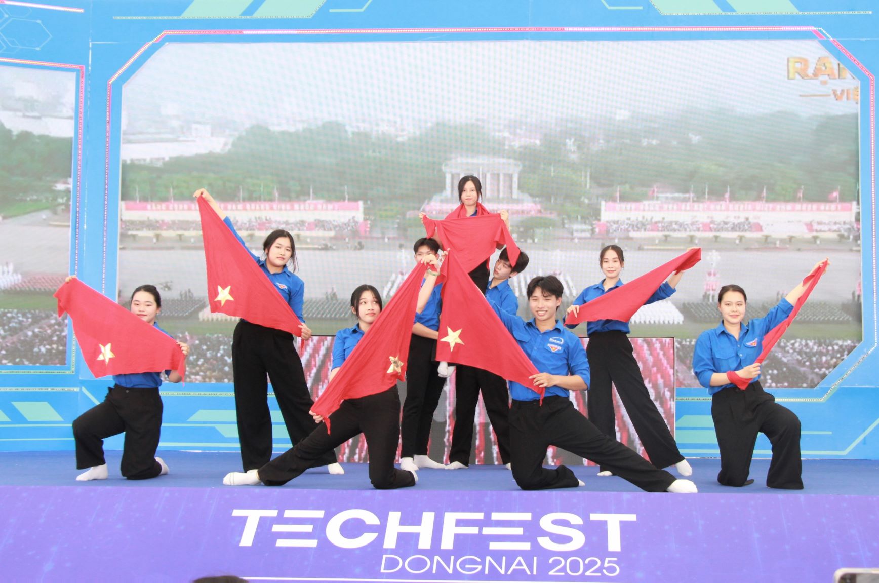 Một tiết mục văn nghệ tại chương trình. Ảnh: Nga Sơn