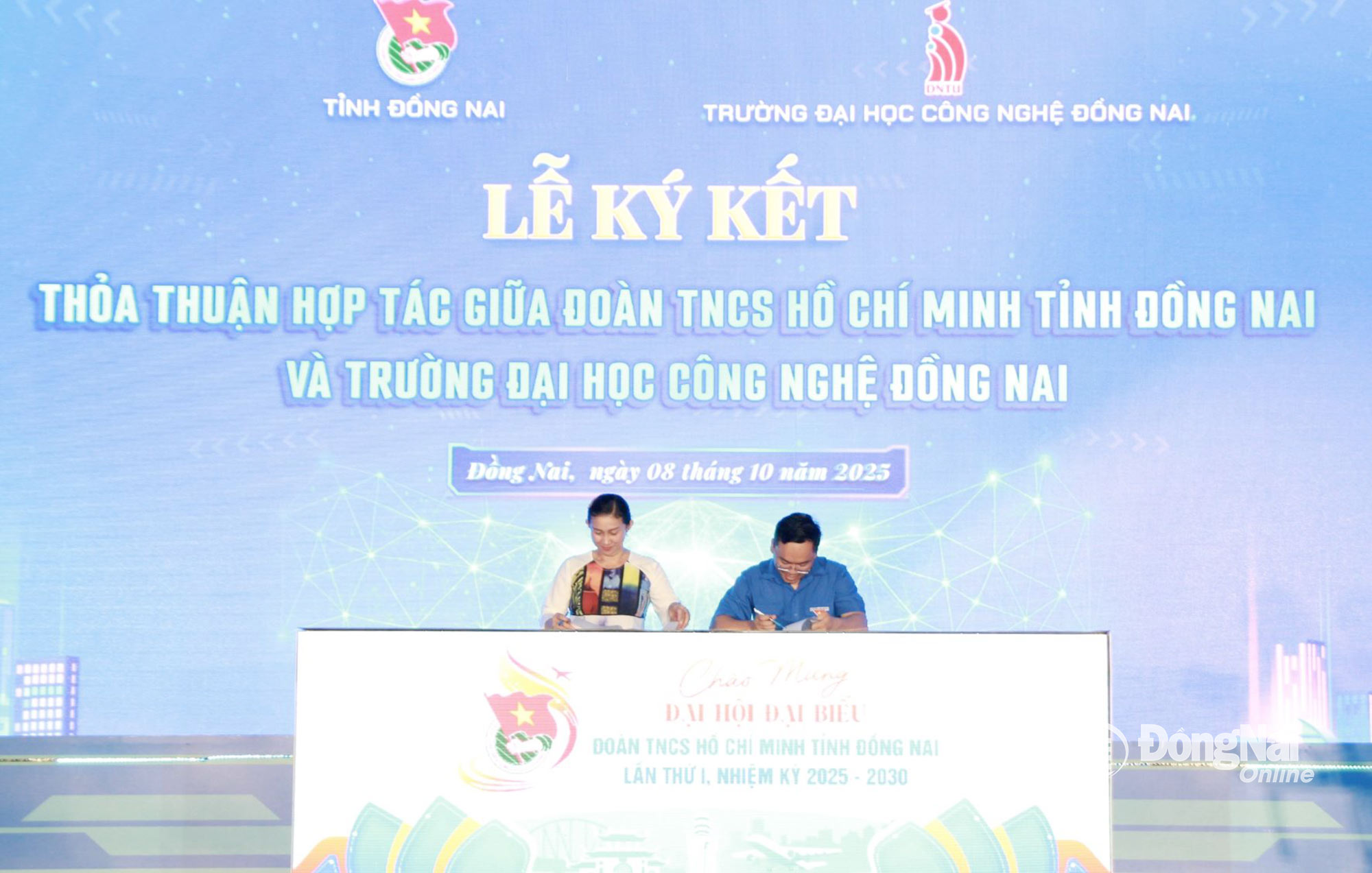 Đại diện Tỉnh đoàn và Trường đại học công nghệ Đồng Nai ký kết kế hoạch hợp tác. Ảnh: Nga Sơn
