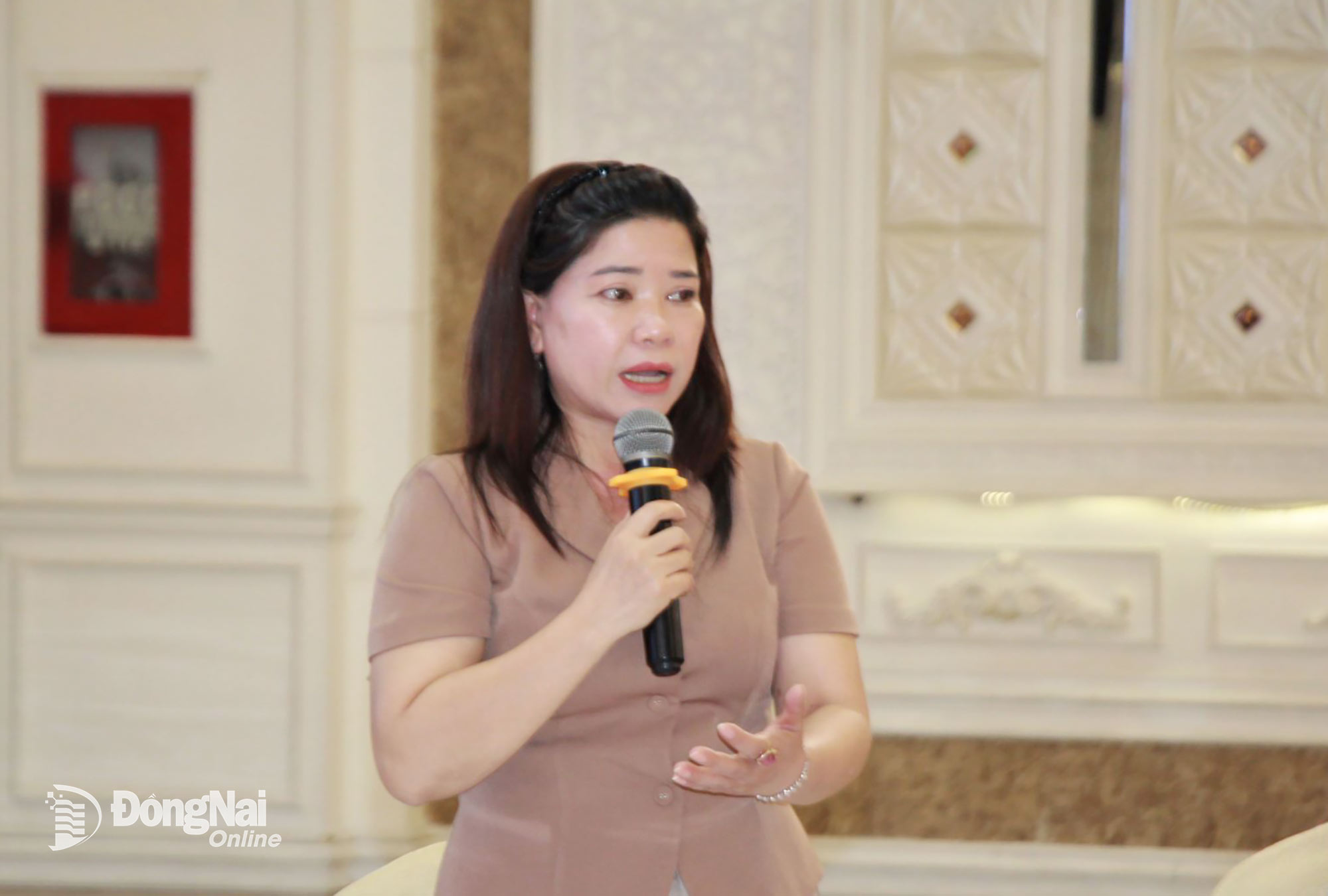 Bà Phạm Thị Mai Hương, Phó Giám đốc Sở Y tế, Phó Trưởng ban Tổ chức diễn đàn trao đổi về những vấn đề trẻ em quan tâm. Ảnh: Nga Sơn
