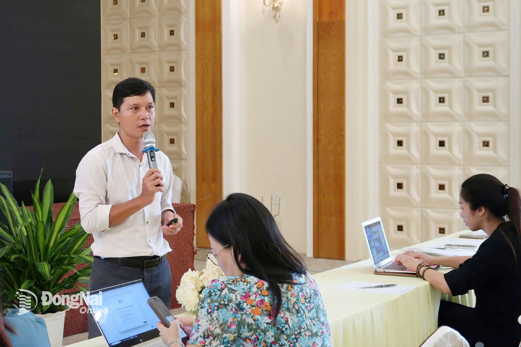 Báo cáo viên thông tin về tác hại của thuốc lá tại buổi tập huấn. Ảnh: CTV
