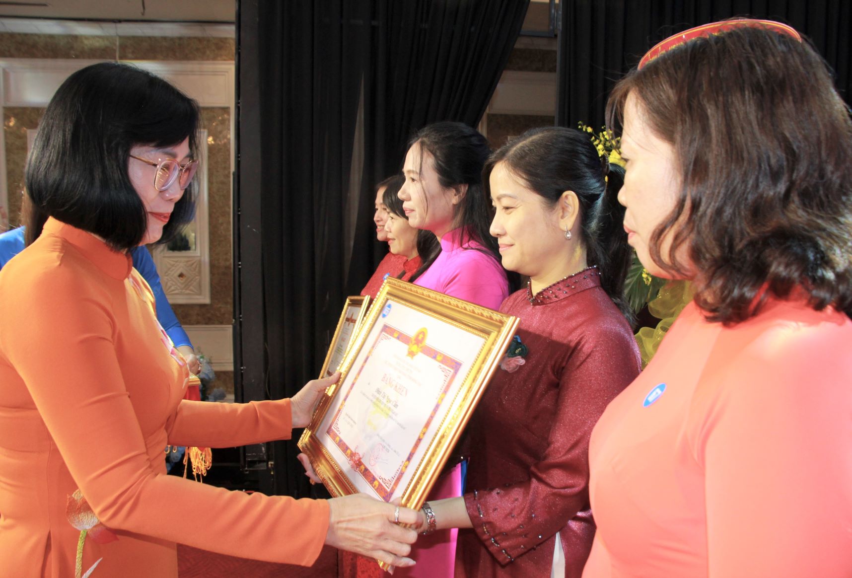 Tỉnh ủy viên, Phó chủ tịch UBND tỉnh Nguyễn Thị Hoàng trao bằng khen của UBND tỉnh cho cá nhân đạt thành tích xuất sắc trong phong trào thi đua Xây dựng người Phụ nữ Việt Nam thời đại mới. Ảnh: Nga Sơn