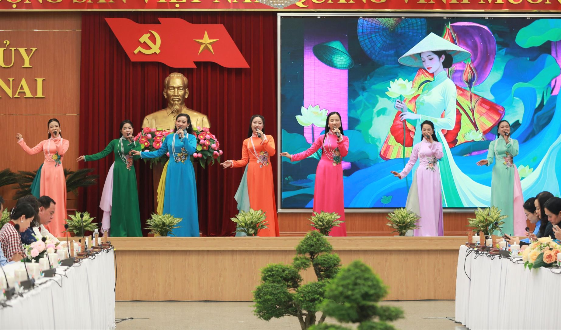 Một tiết mục văn nghệ do các diễn viên Nhà hát nghệ thuật tỉnh Đồng Nai biểu diễn tại buổi họp mặt. Ảnh: Huy Anh