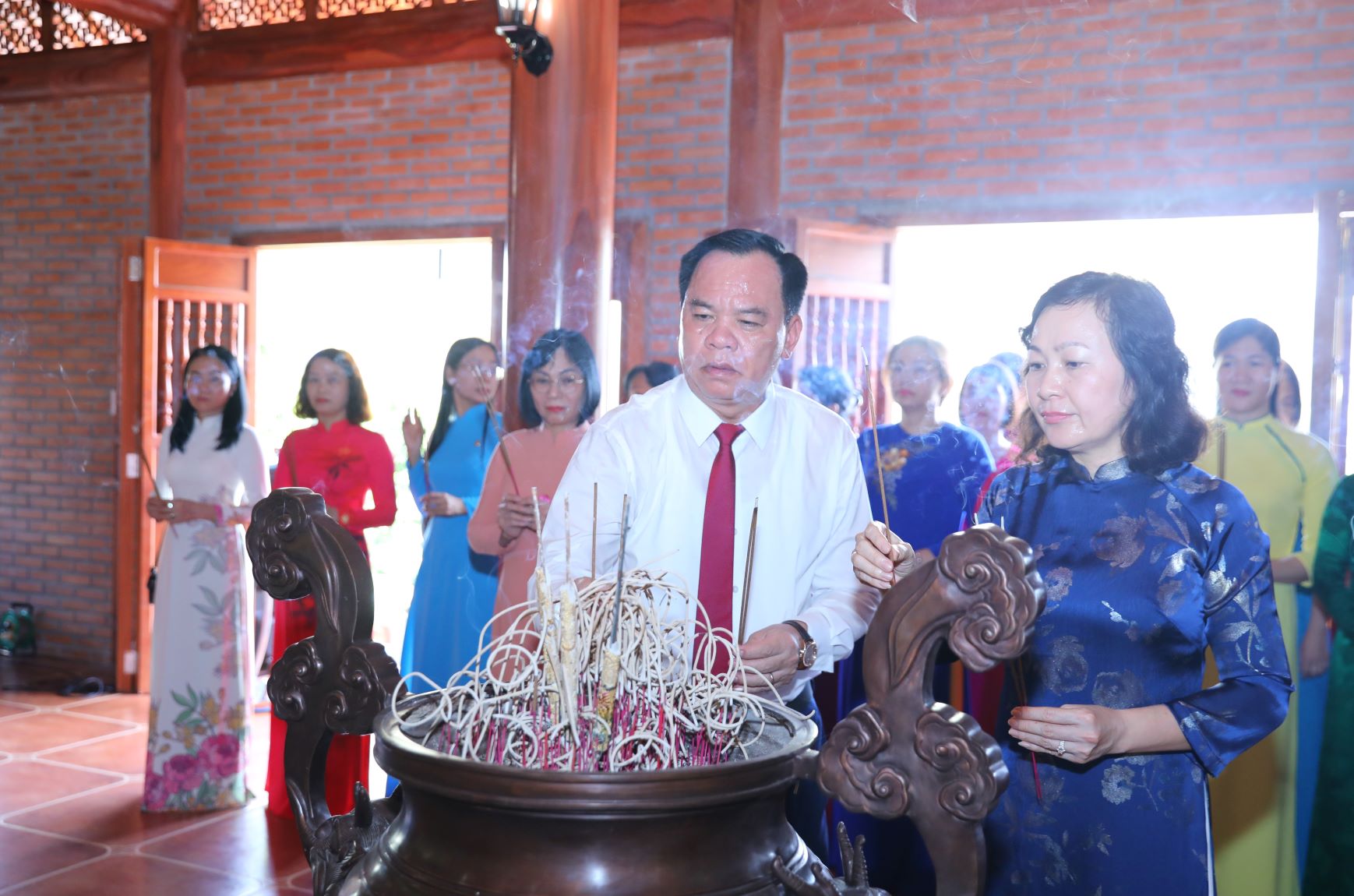 Đồng chí Võ Tấn Đức, Phó Bí thư Tỉnh ủy, Chủ tịch UBND tỉnh và đồng chí  Huỳnh Thị Hằng, Phó Bí thư Tỉnh ủy, Chủ tịch Ủy ban MTTQ Việt Nam tỉnh dâng hương tại Đền thờ Bác Hồ trong khuôn viên Tỉnh ủy Đồng Nai. Ảnh: Huy Anh