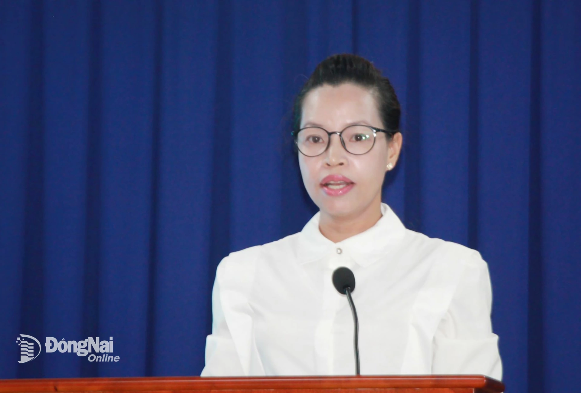 Đại diện UBND phường Bình Phước báo cáo tham luận tại hội nghị. Ảnh: Nga Sơn
