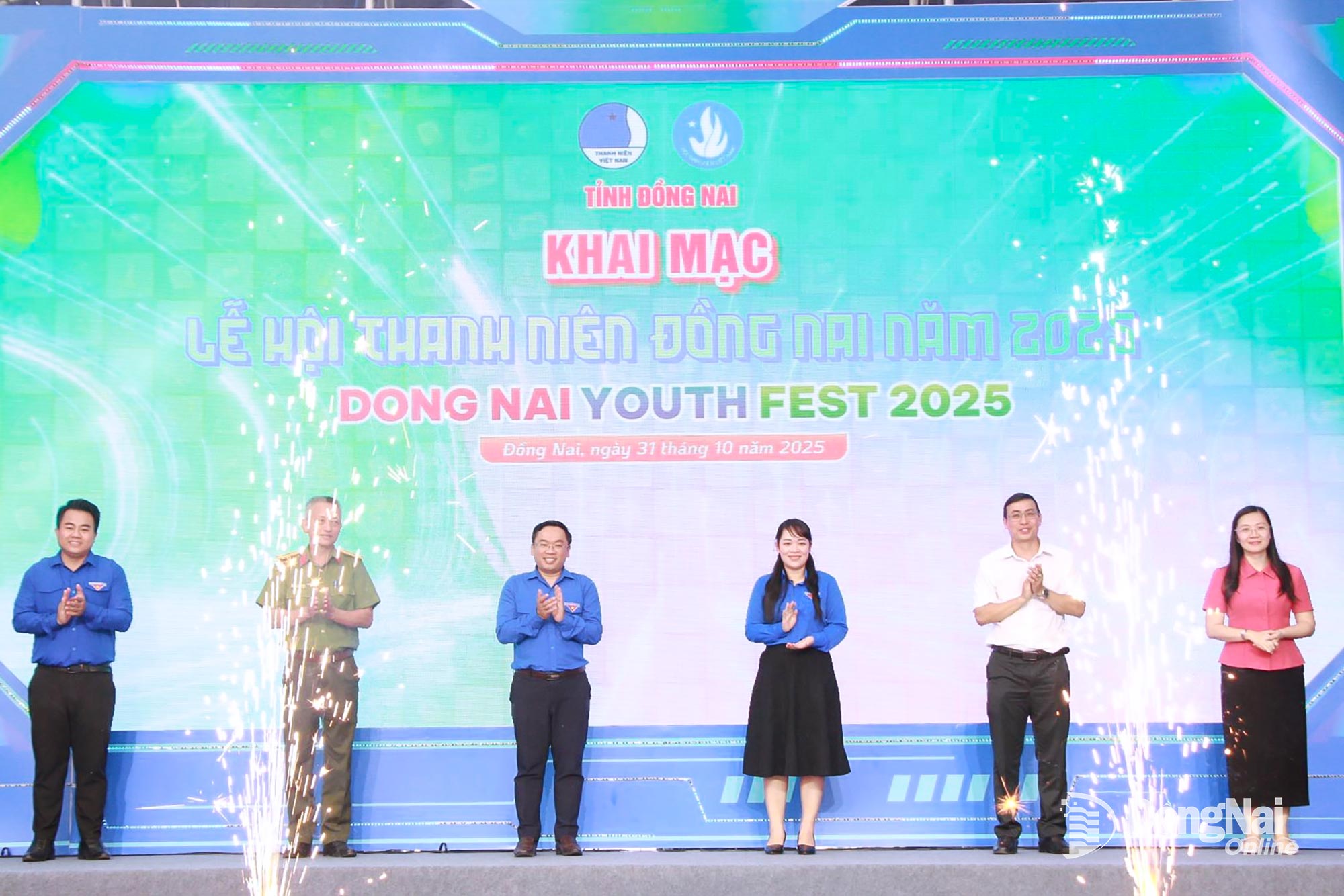 Các đại biểu thực hiện nghi thức khởi động Lễ hội Thanh niên Đồng Nai năm 2025. Ảnh: Nga Sơn